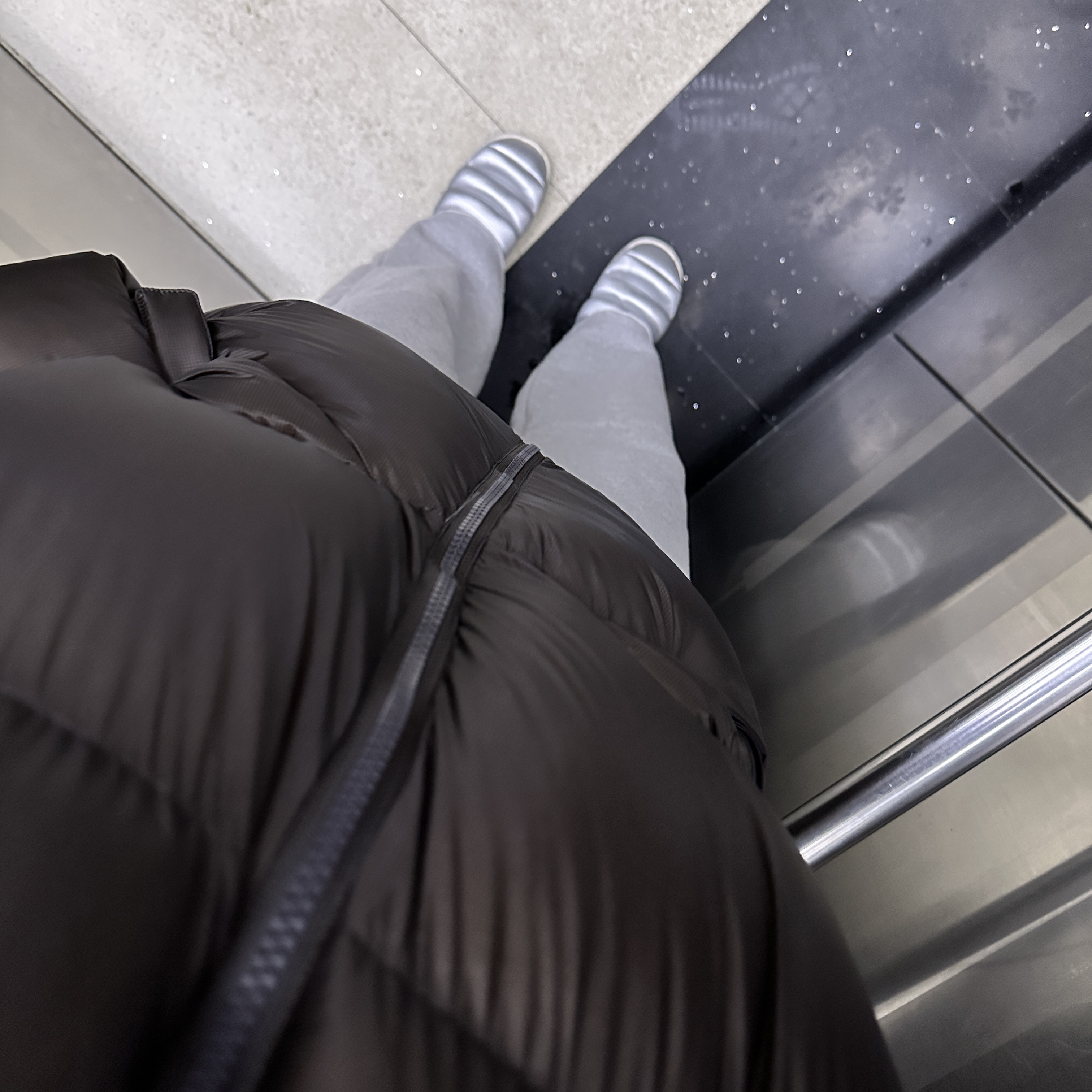 (W) Nike Burrow SE Slippers Metallic Silver Light Orewood Brown, Black Yak Climbing Stone Master Down Jacket Dark Brown 착용 스타일 - 2