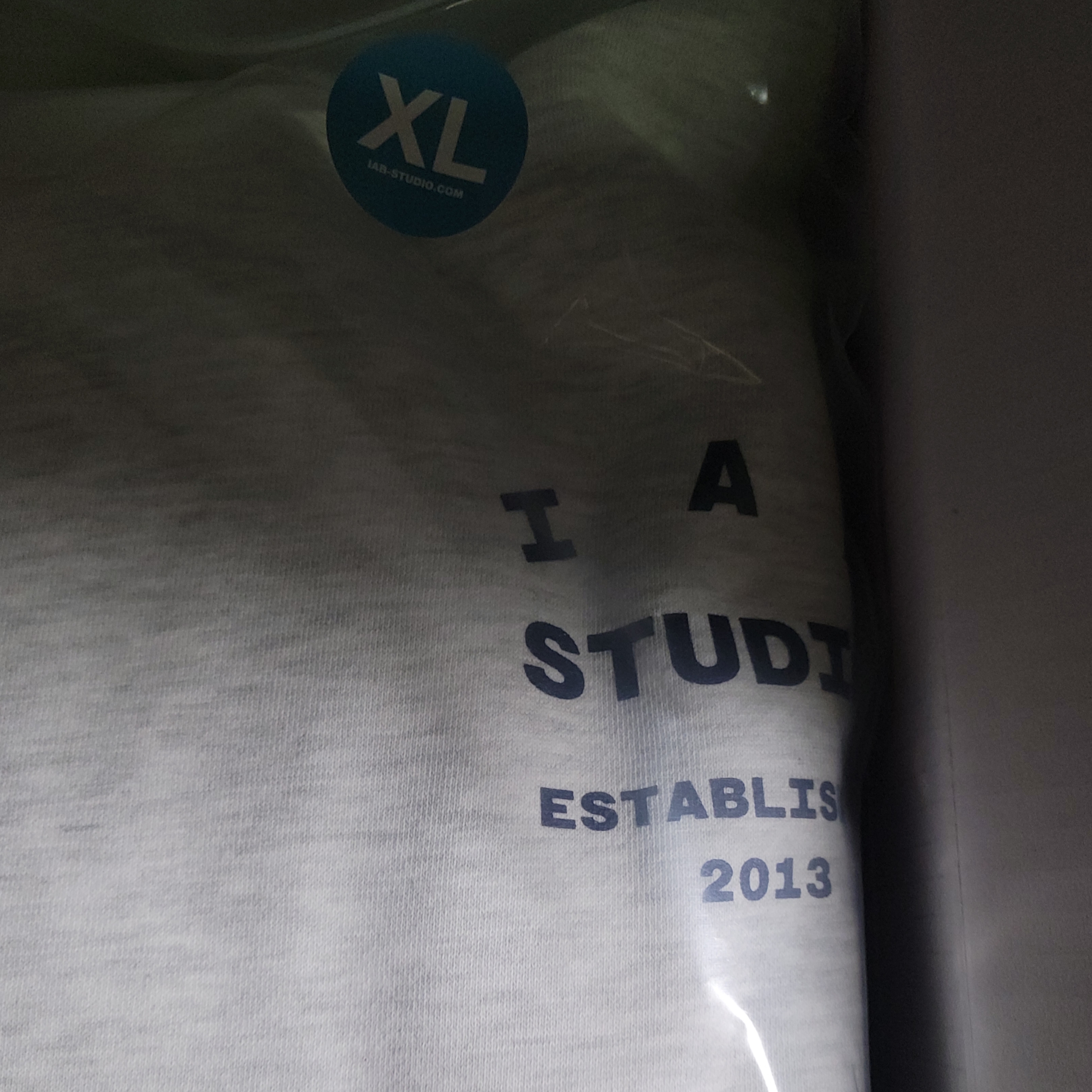 IAB Studio 25 Hoodie Light Gray Navy 착용 스타일