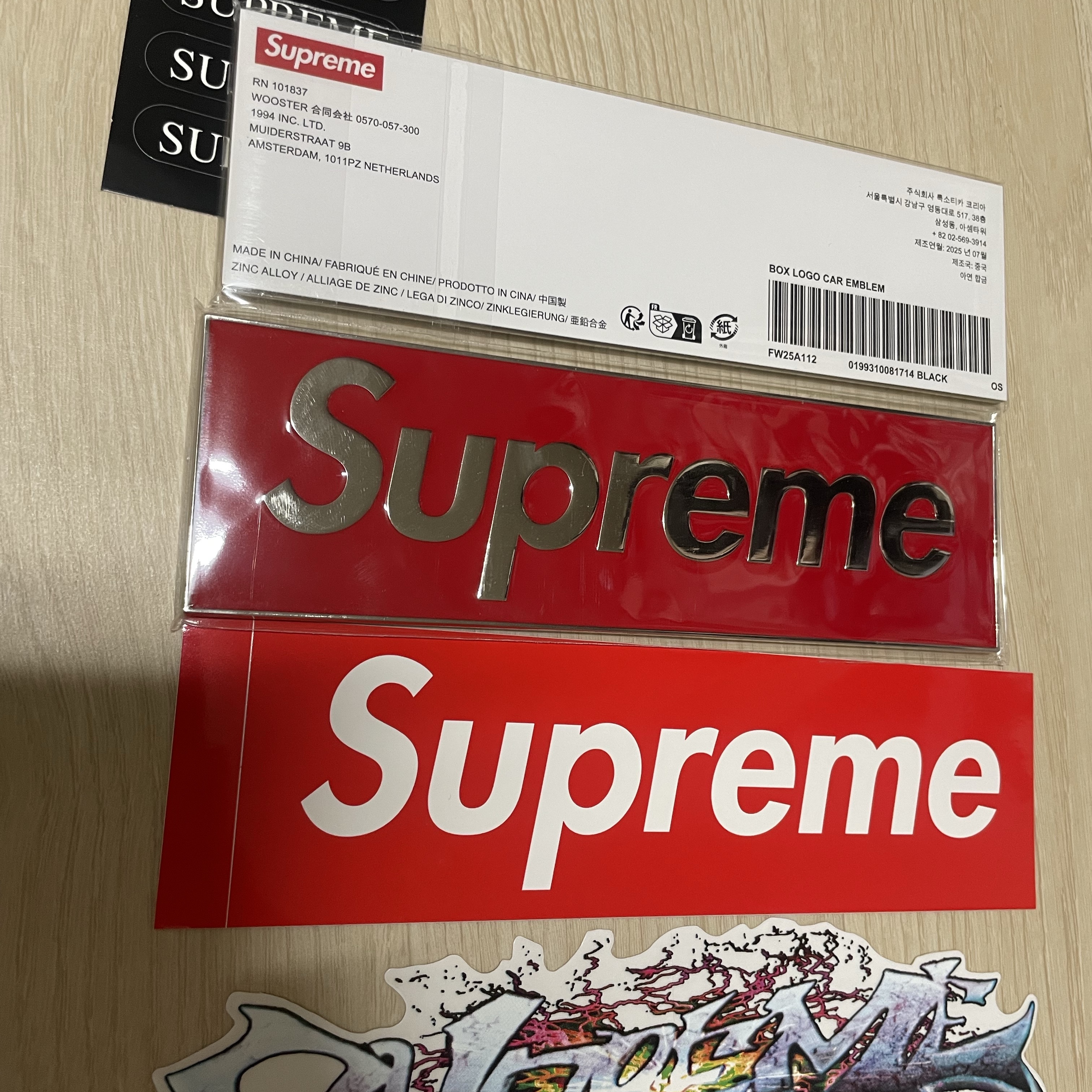 Supreme Box Logo Car Emblem Red - 25FW 착용 스타일