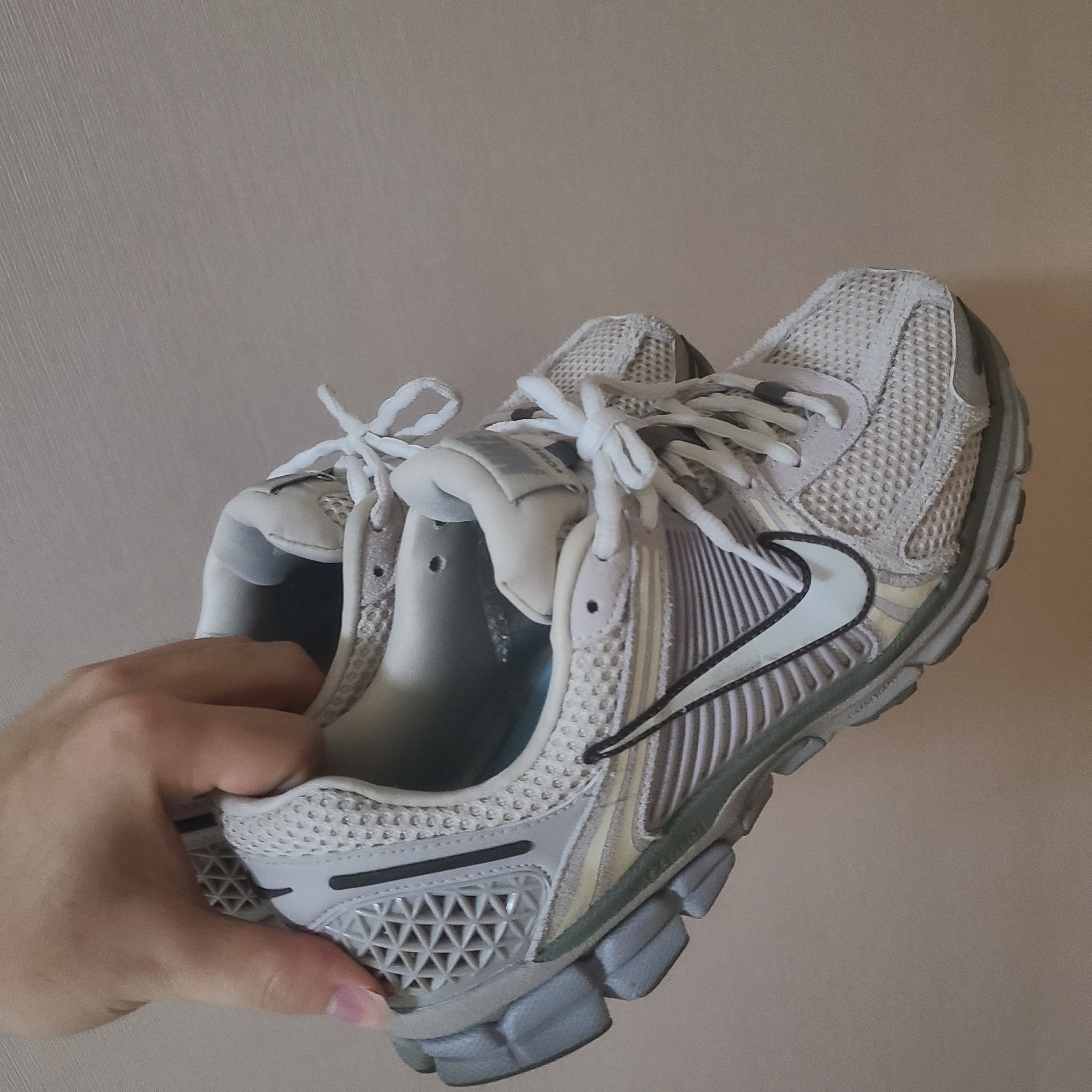 Nike Zoom Vomero 5 SE Light Orewood Brown 착용 스타일