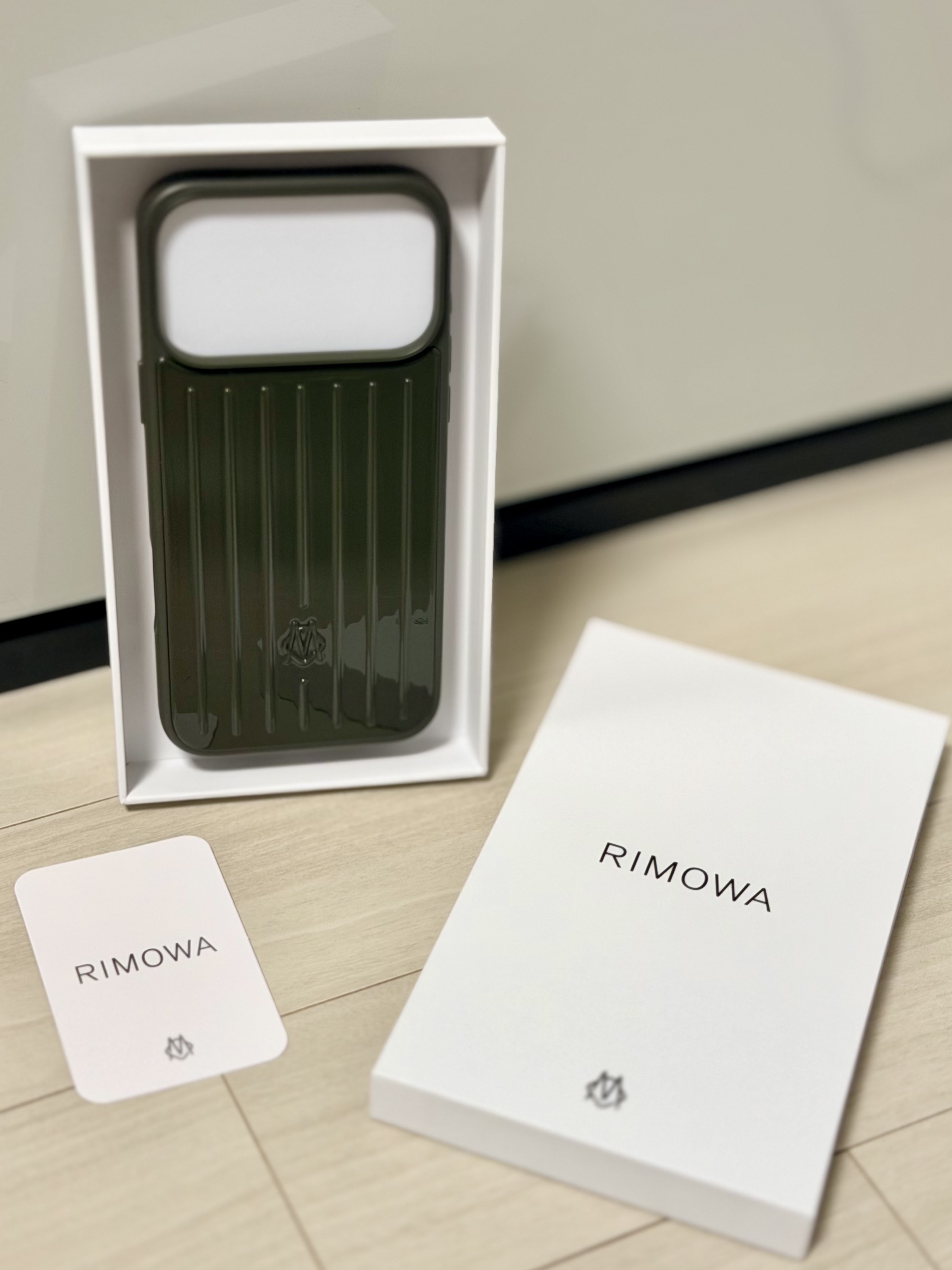 Rimowa iPhone 17 Pro Aluminium Case Black, Rimowa iPhone 17 Pro Aluminium Case Titanium 착용 스타일