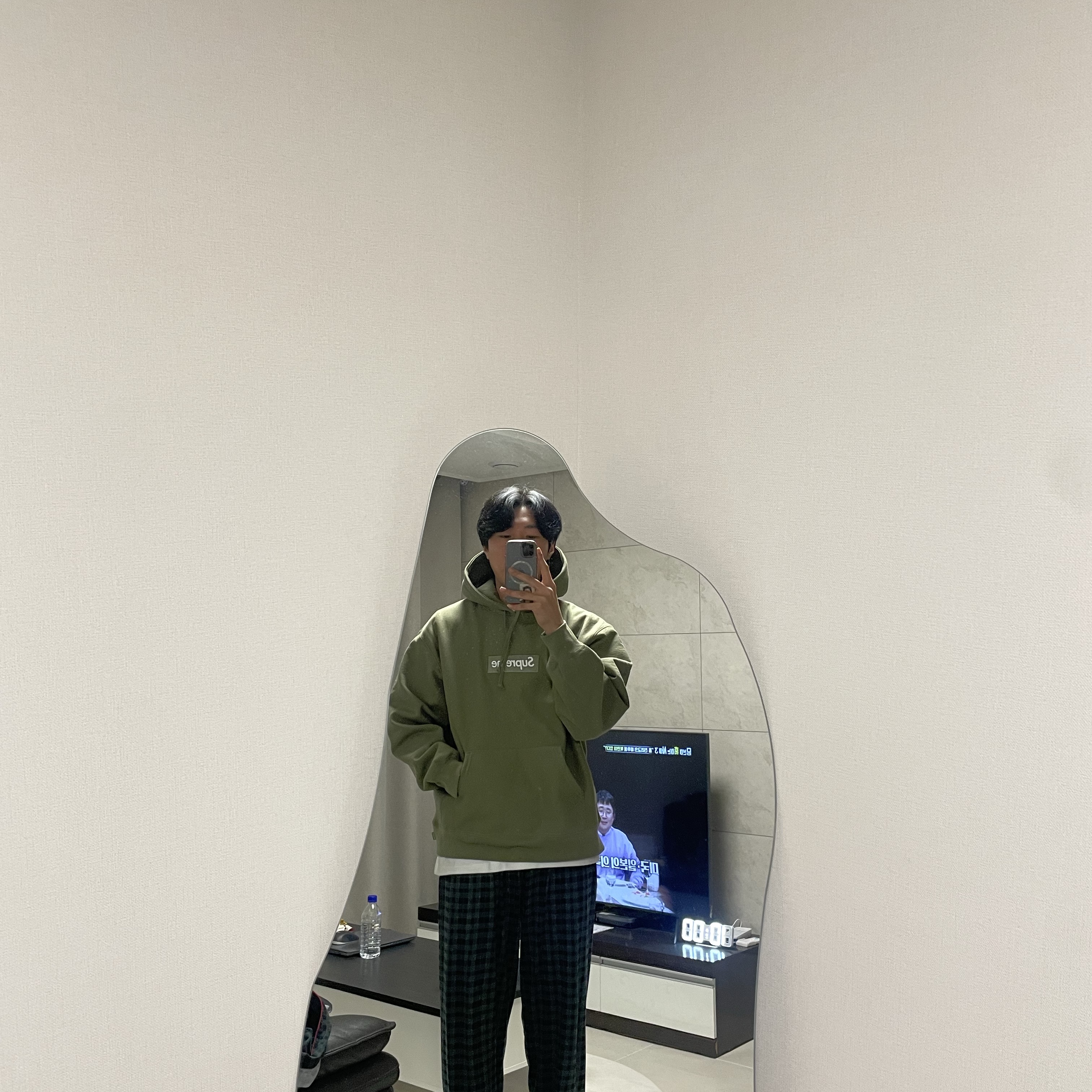 Supreme Box Logo Hooded Sweatshirt Light Olive - 25FW 착용 스타일