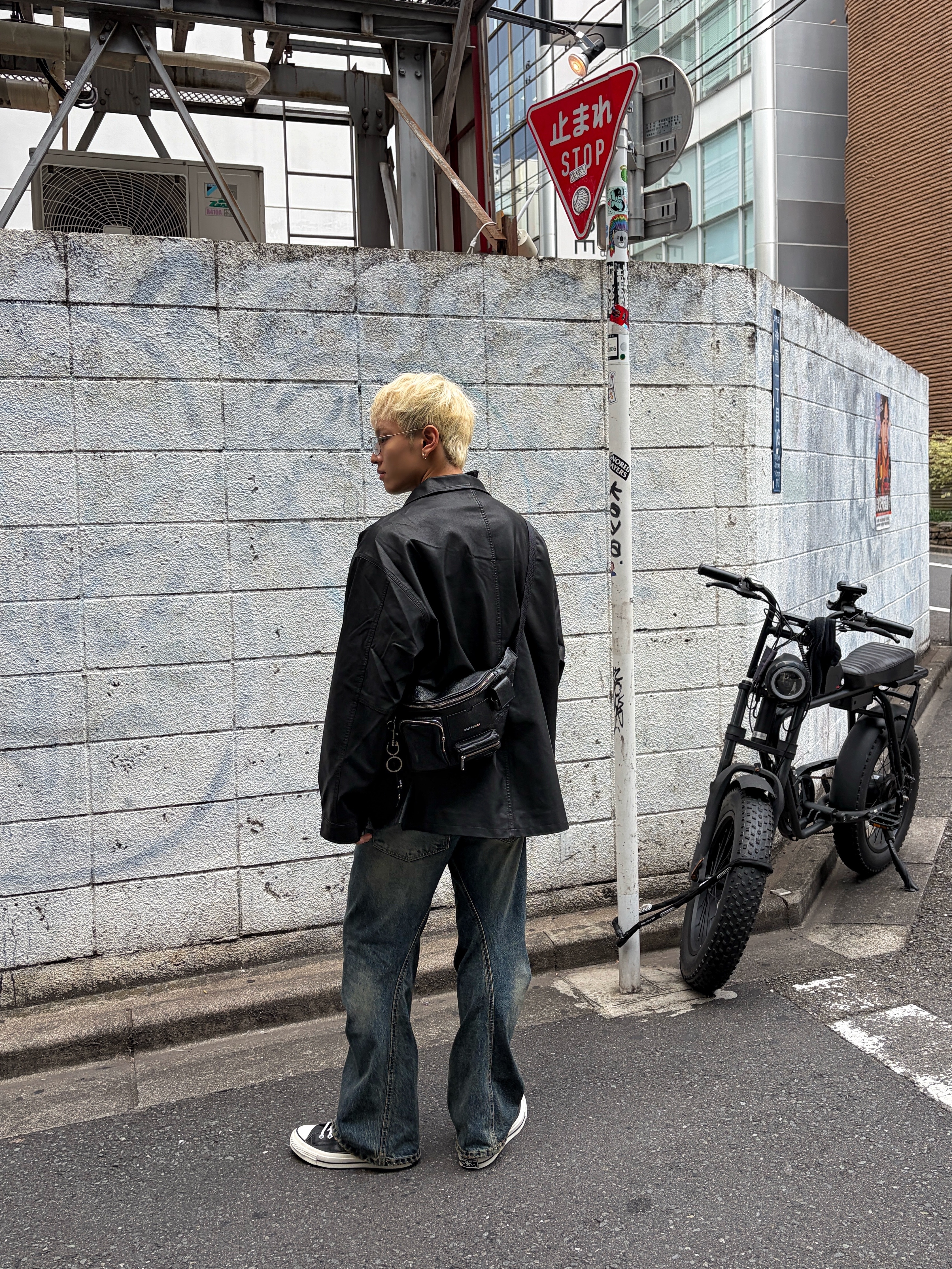 Balenciaga Superbusy Beltpack Black 착용 스타일