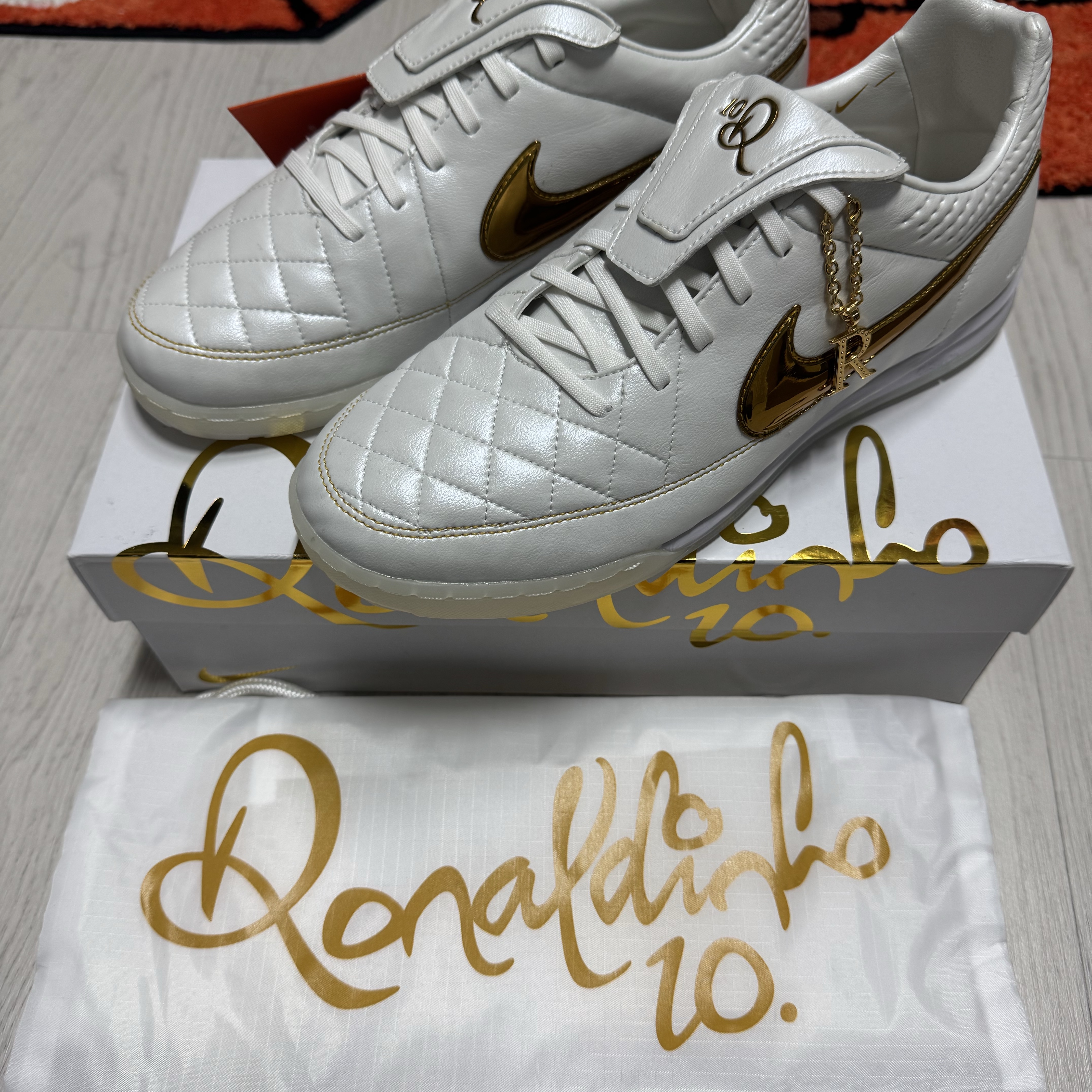 Nike Tiempo Legend RGN IC SE Metallic Summit White Metallic Gold Coin 착용 스타일 - 1