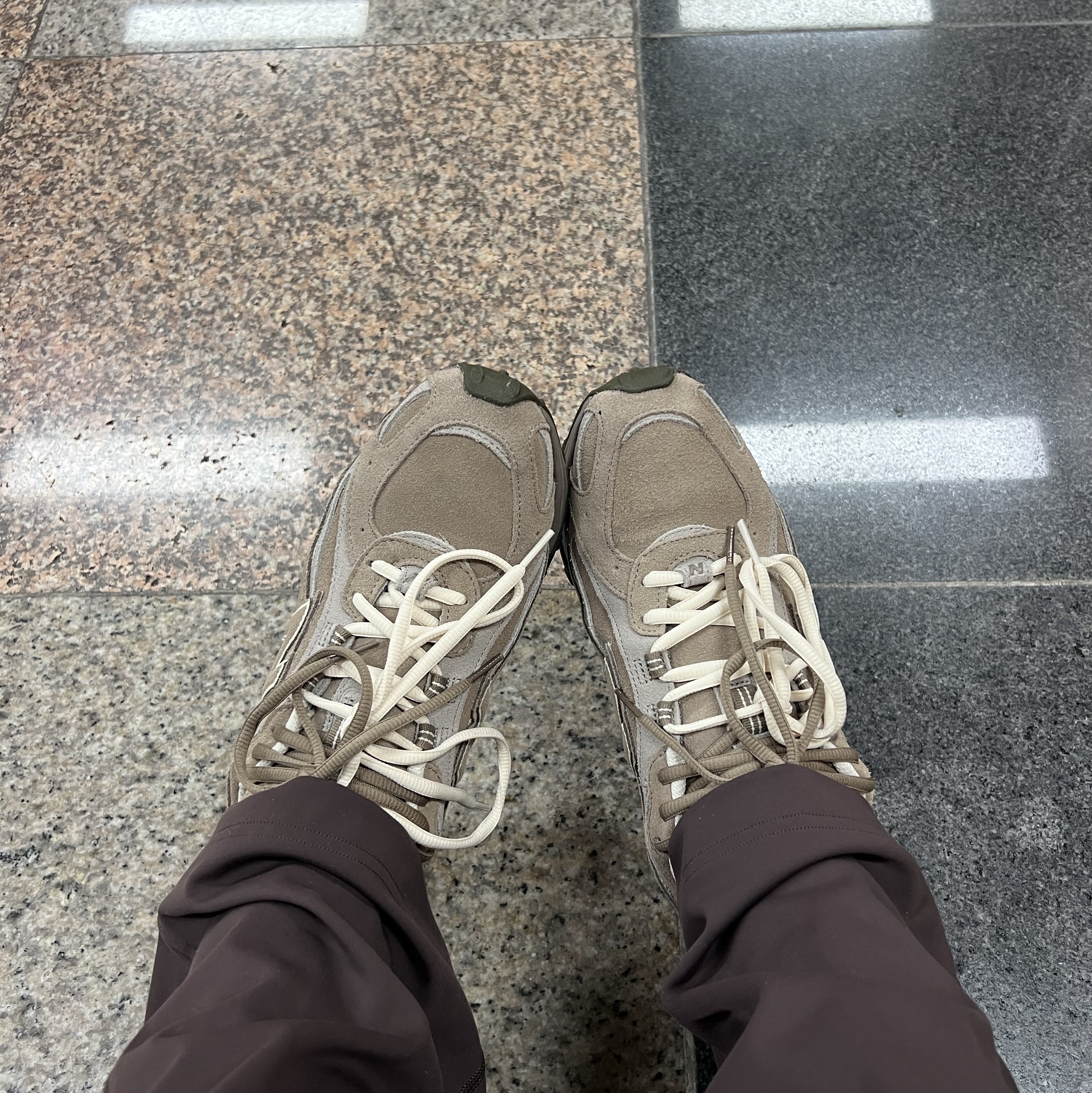 New Balance 204L Suede Mushroom Arid Stone 착용 스타일