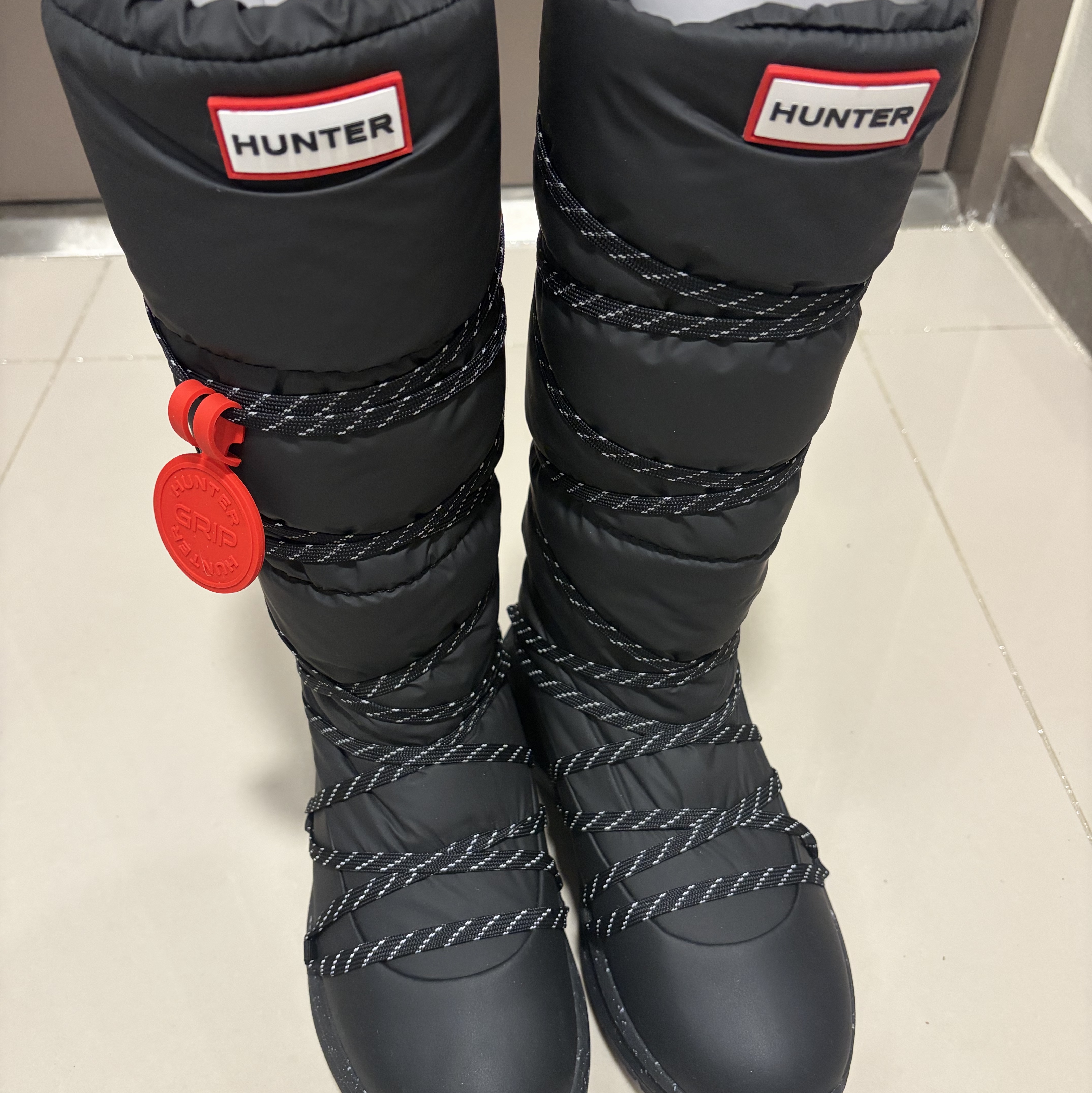Hunter Grip Tall Snow Boot Black 착용 스타일