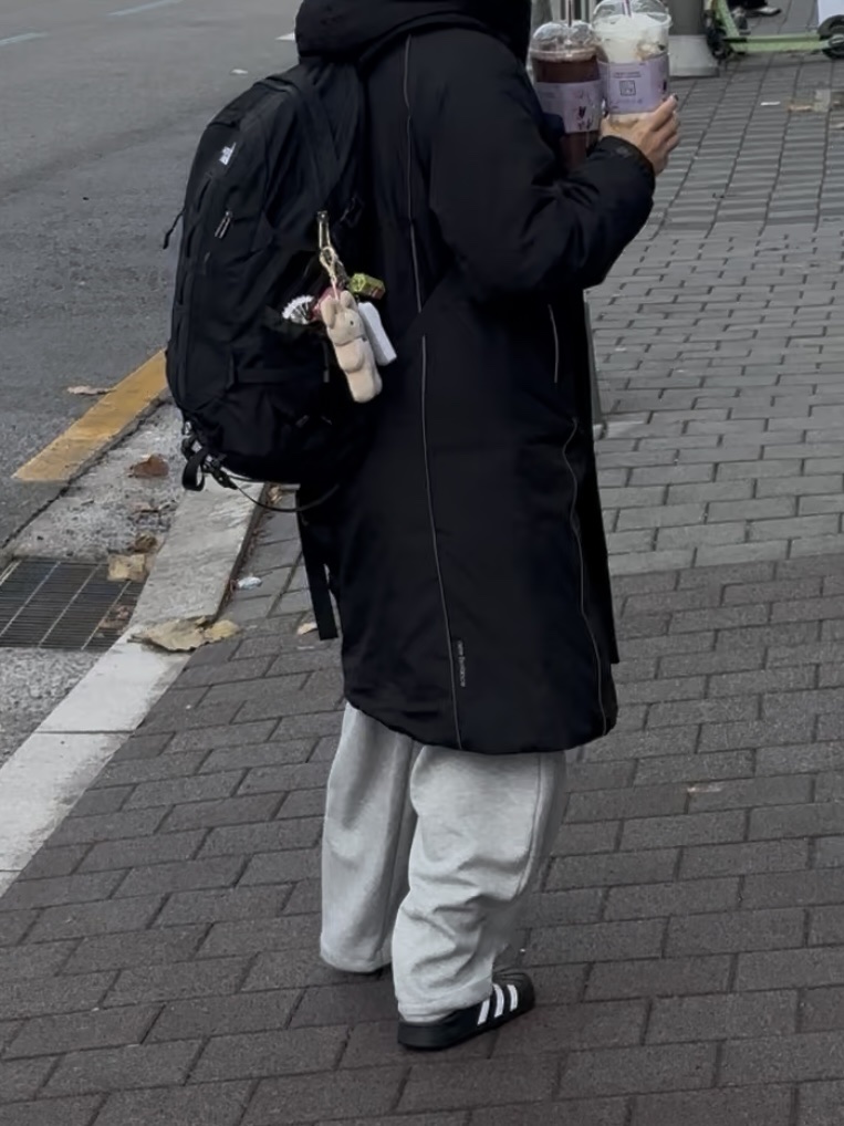 Adidas Adilette Clog Black White, The North Face Big Shot Black 착용 스타일