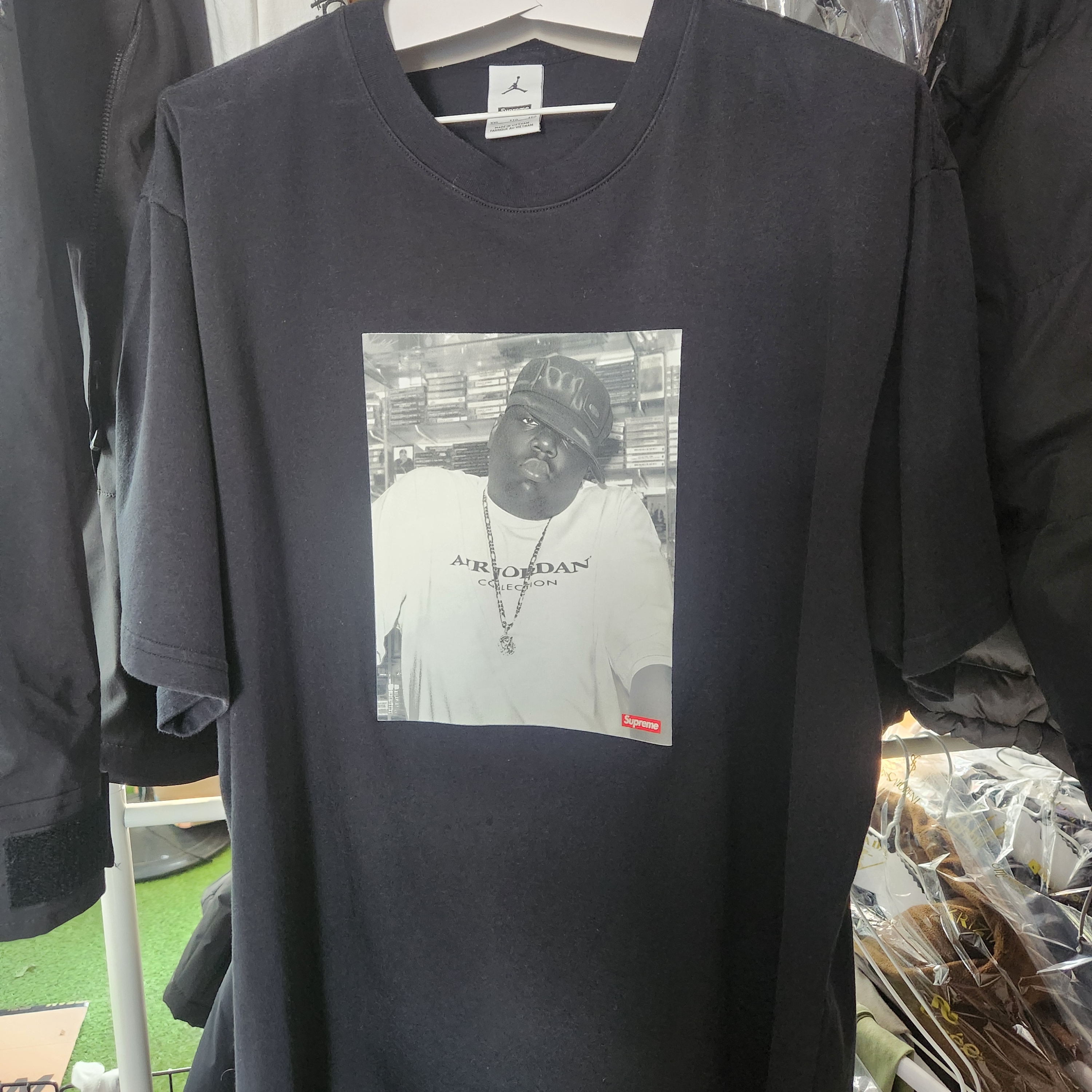 Supreme x Jordan Biggie S/S Top Black - 24FW 착용 스타일 - 1