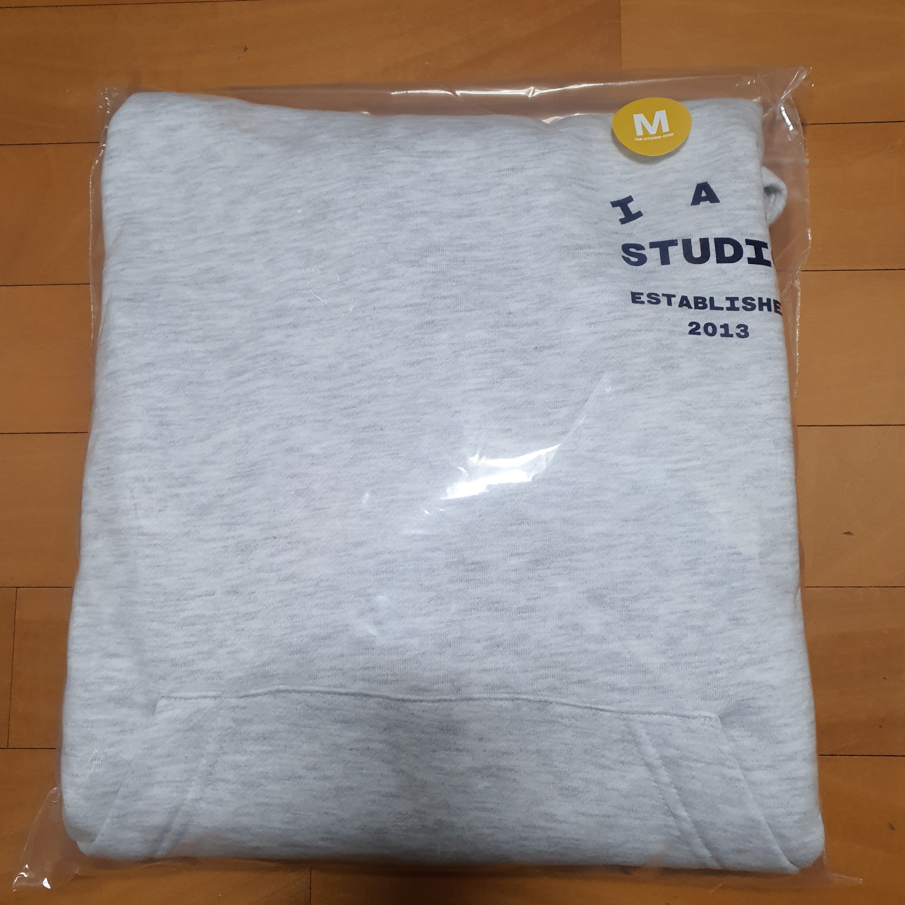 IAB Studio 25 Hoodie Light Gray Navy 착용 스타일