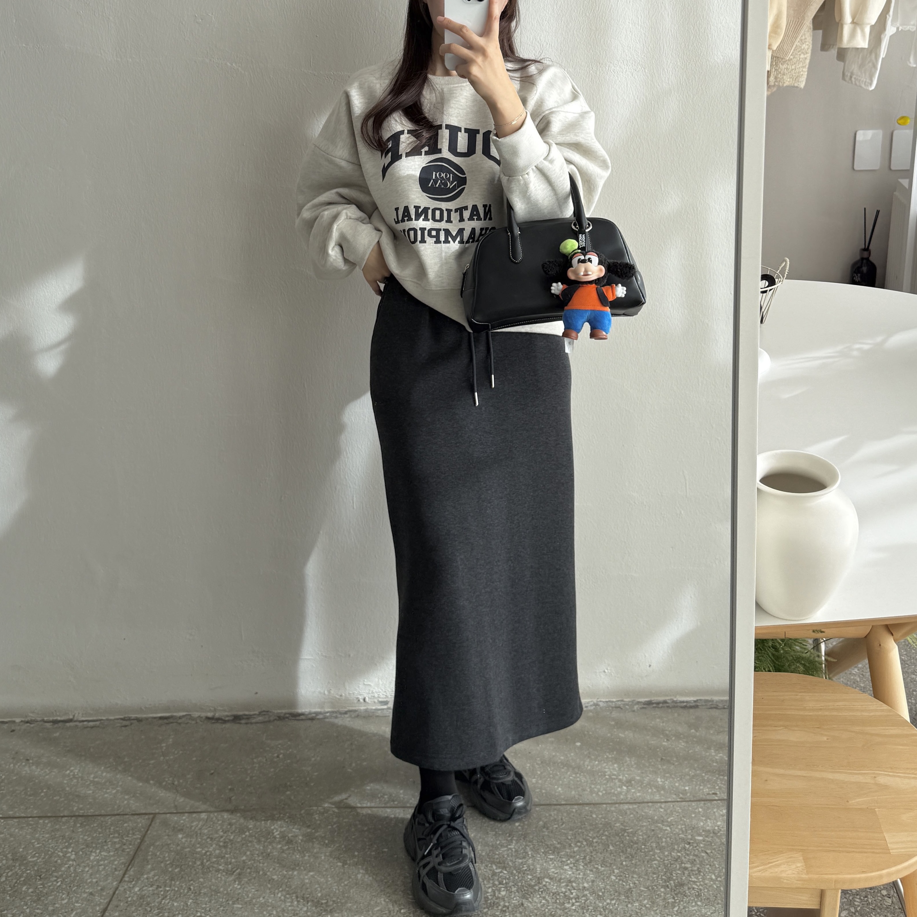 Nike V2K Run Black Anthracite, Pop Mart Mickey Family Cute Together Keychain Series Goofy (Opened Case) 착용 스타일 - 1