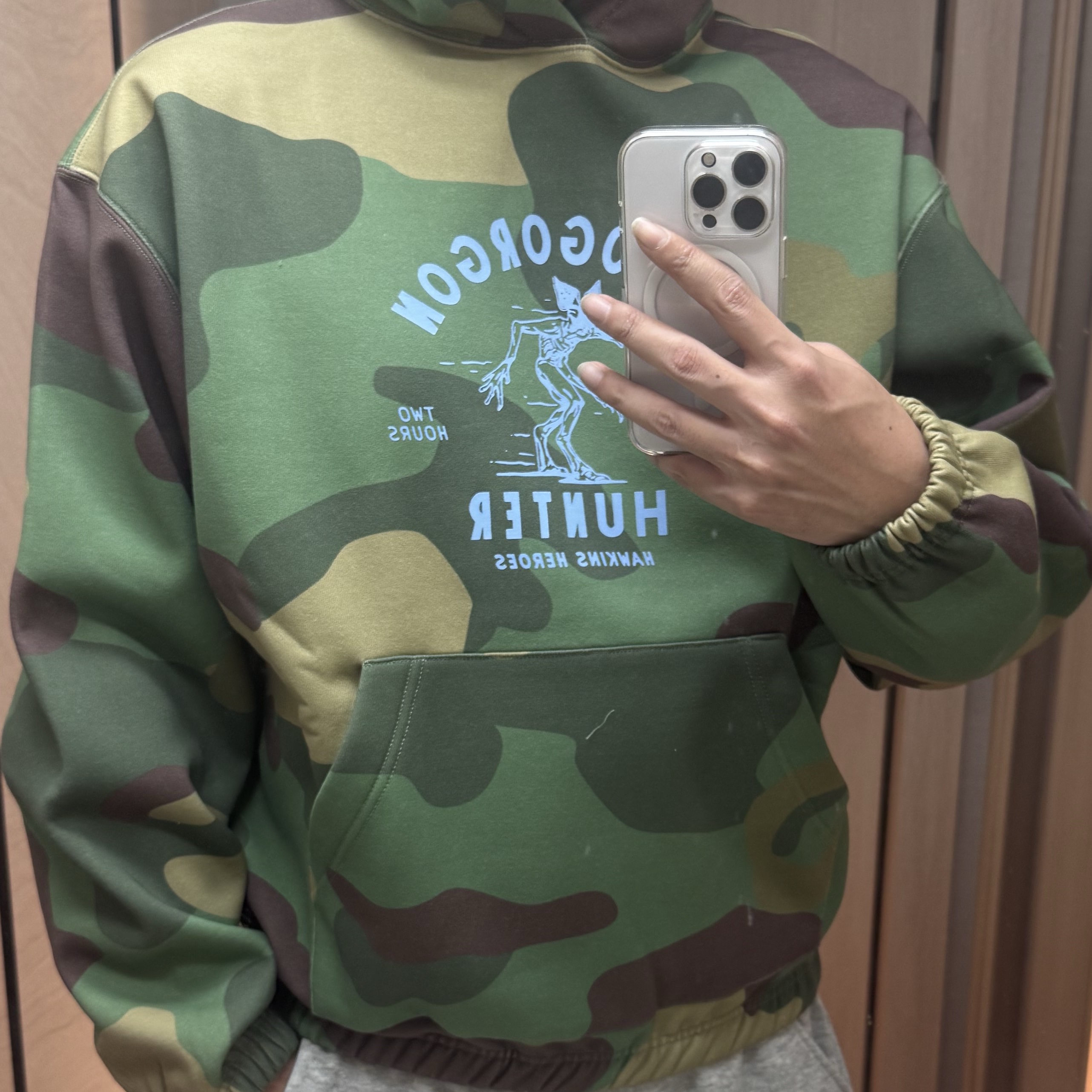 IAB Studio x Stranger Things Hunter Camo Hoodie 착용 스타일