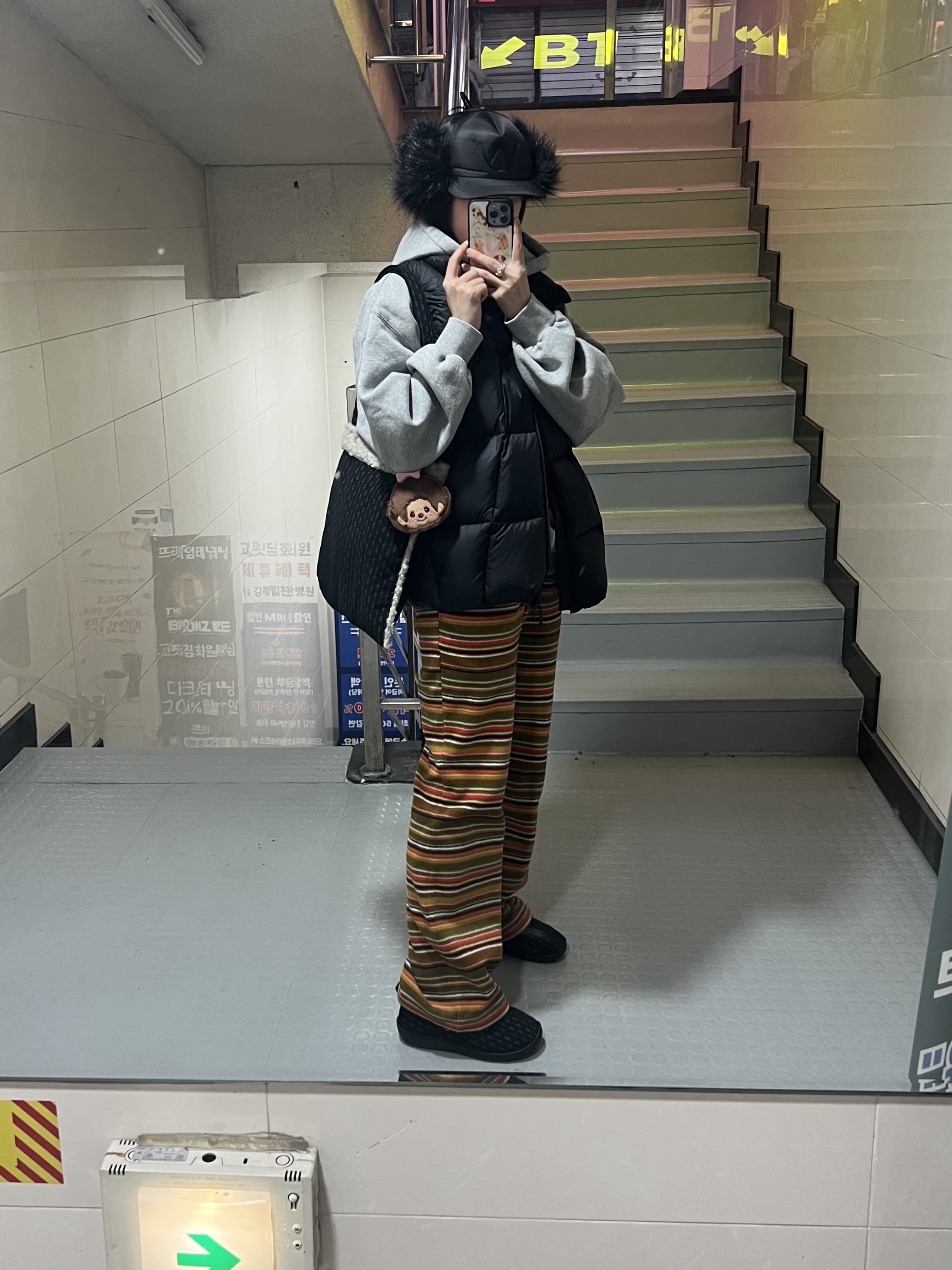 Subu x Coyseio Snug Padding Shoes Black, Open Yy Faux Fur Earflap Cap Black 착용 스타일