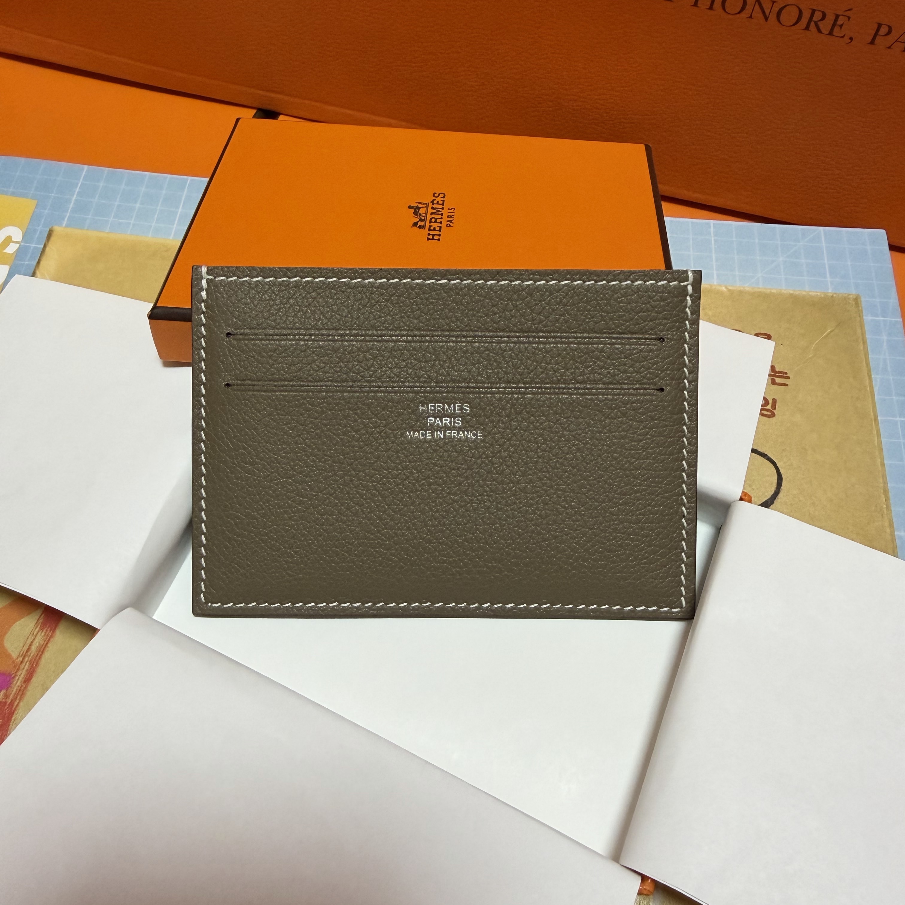 Hermes Citizen Twill Card Holder Evercolor & Etoupe Bleu De France Bleu Saphir 착용 스타일 - 1