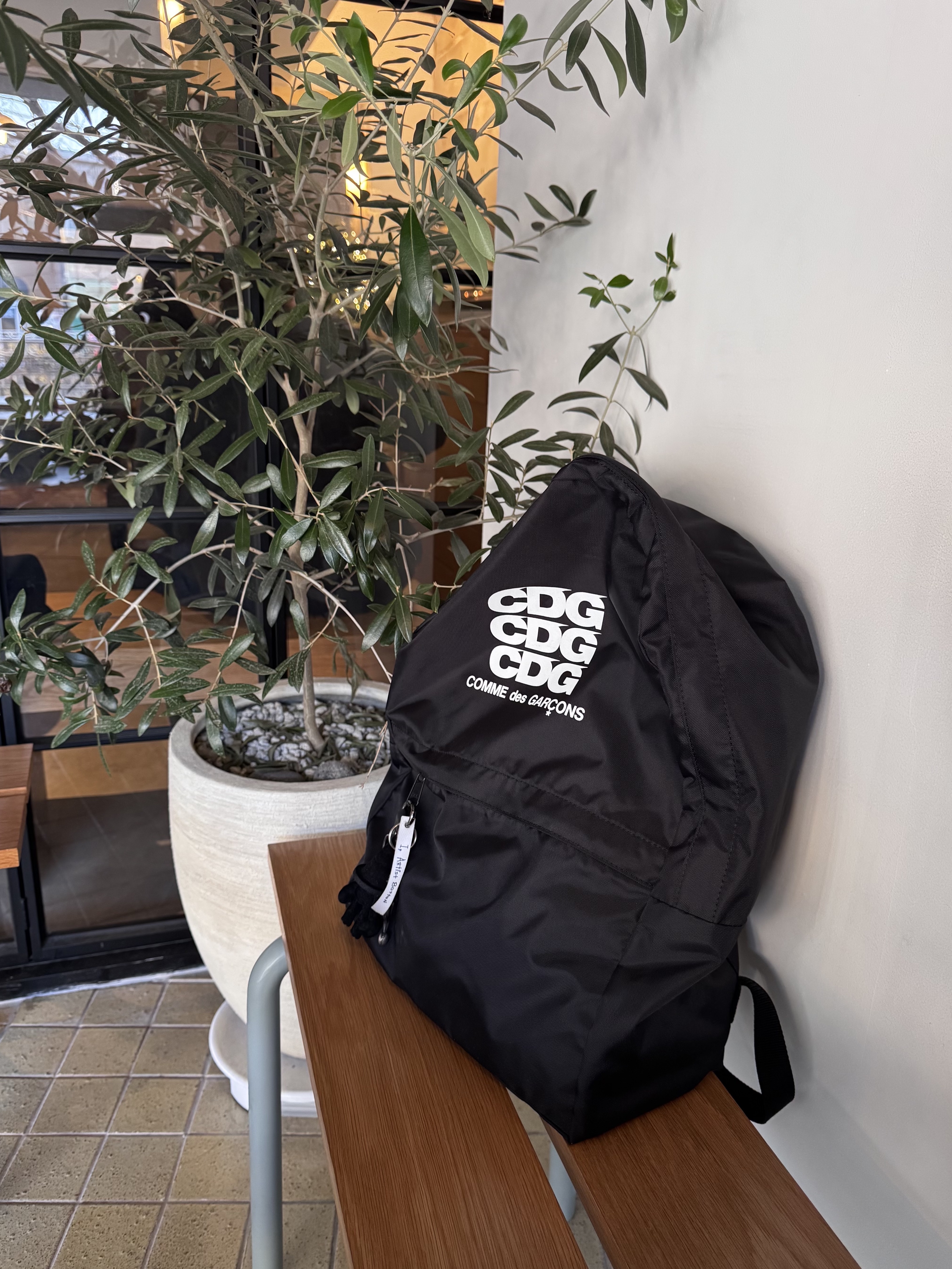Nonnod Track Pants Black, CDG Backpack Black 착용 스타일 - 2