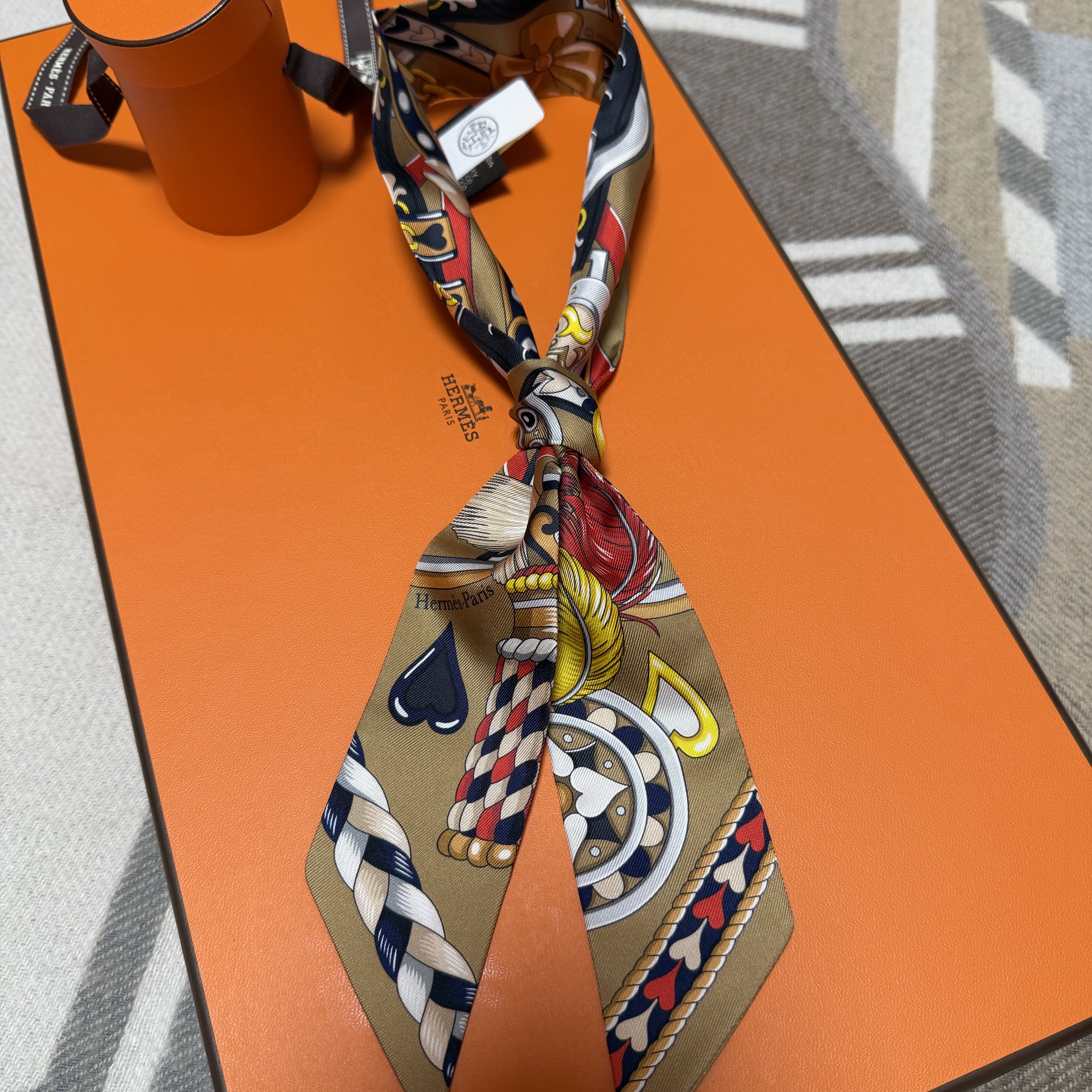 (W) Hermes Harnais De Coeur Twilly Beige Fonce Rouge Anthracite 착용 스타일 - 1
