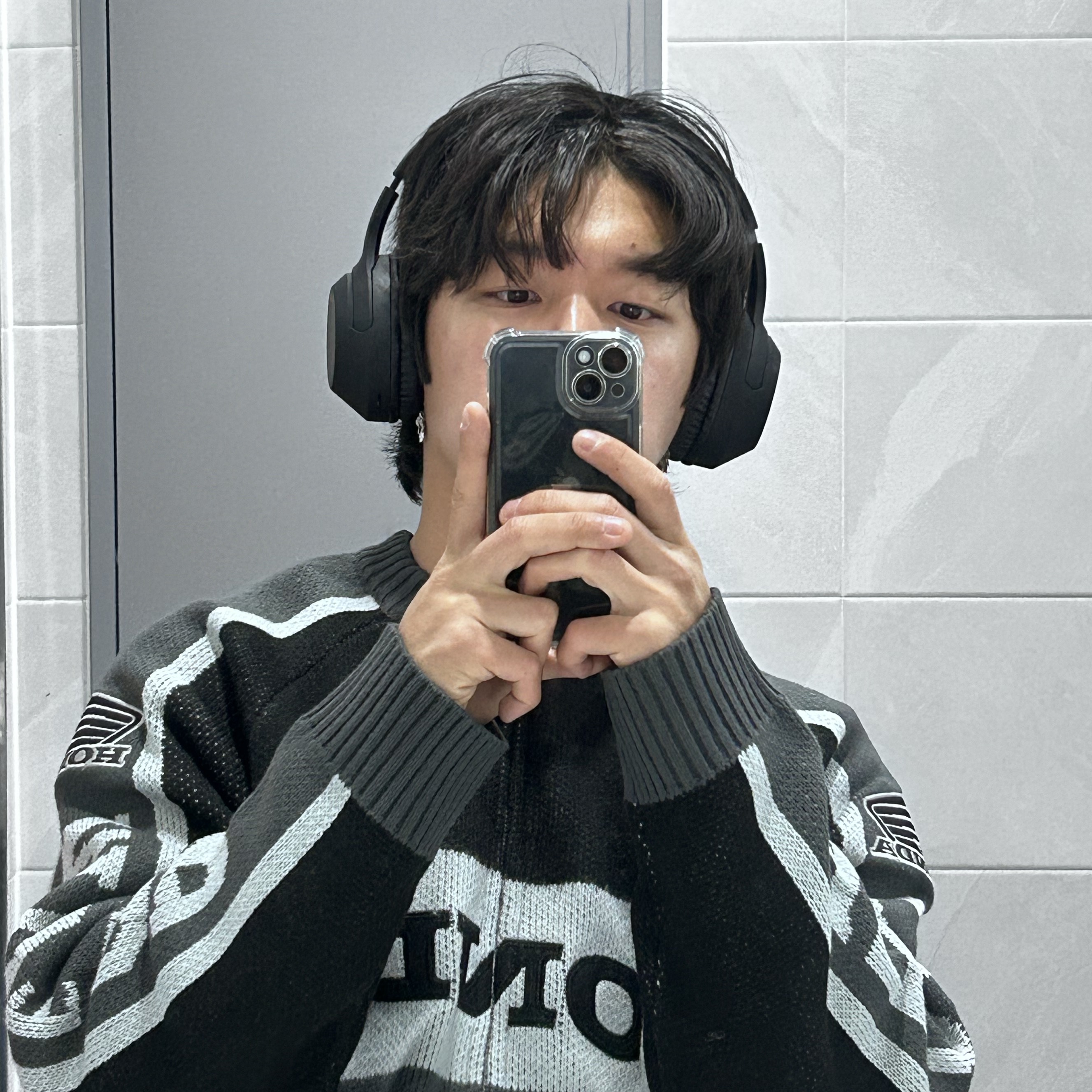 Honda Big Logo Knit Zip-up Charcoal 착용 스타일