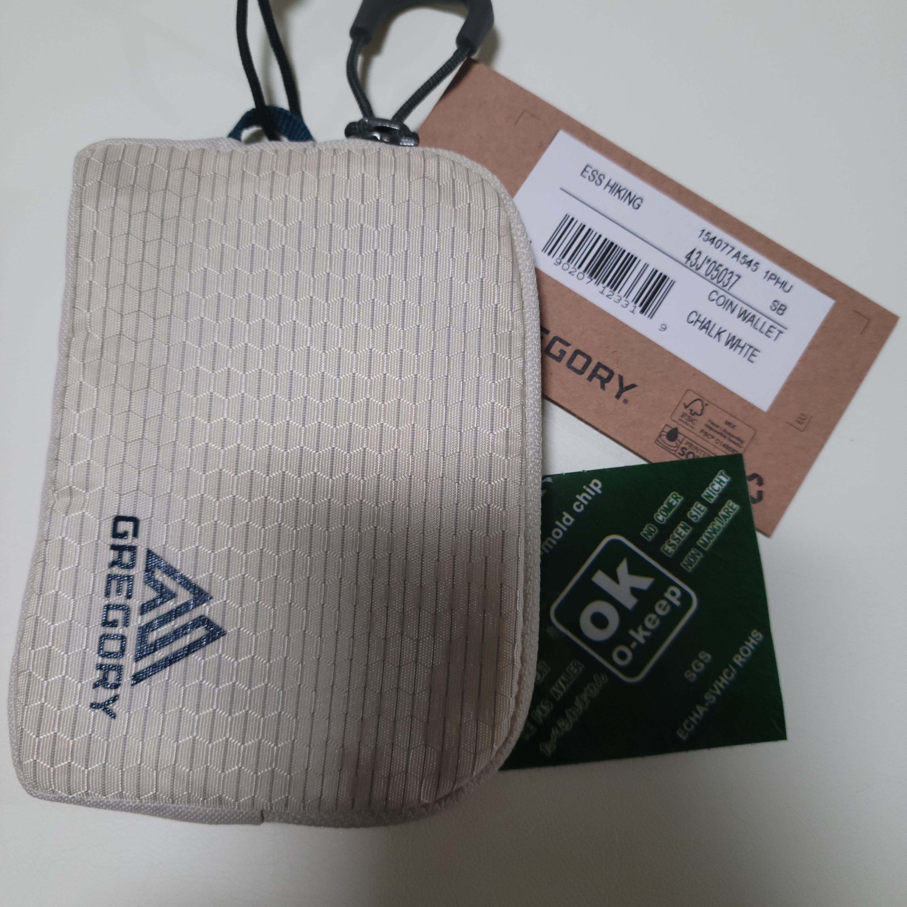 Gregory Nano Coin Wallet Chalk White 착용 스타일