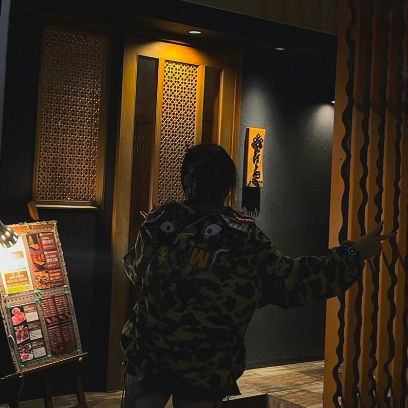 BAPE 1st Camo Jacquard Shark Hoodie Yellow 착용 스타일