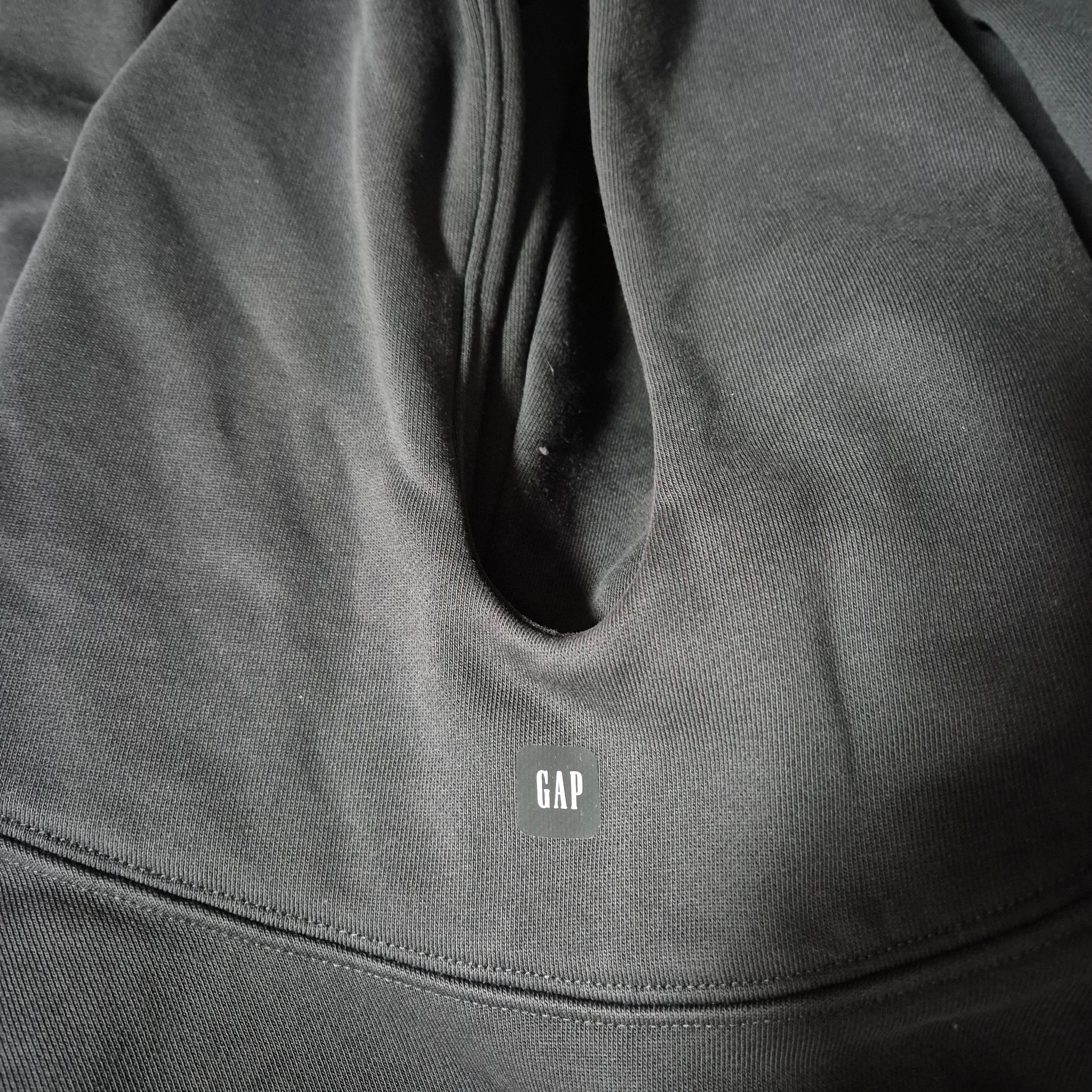Yeezy Gap Engineered By Balenciaga Logo Hoodie Black 착용 스타일