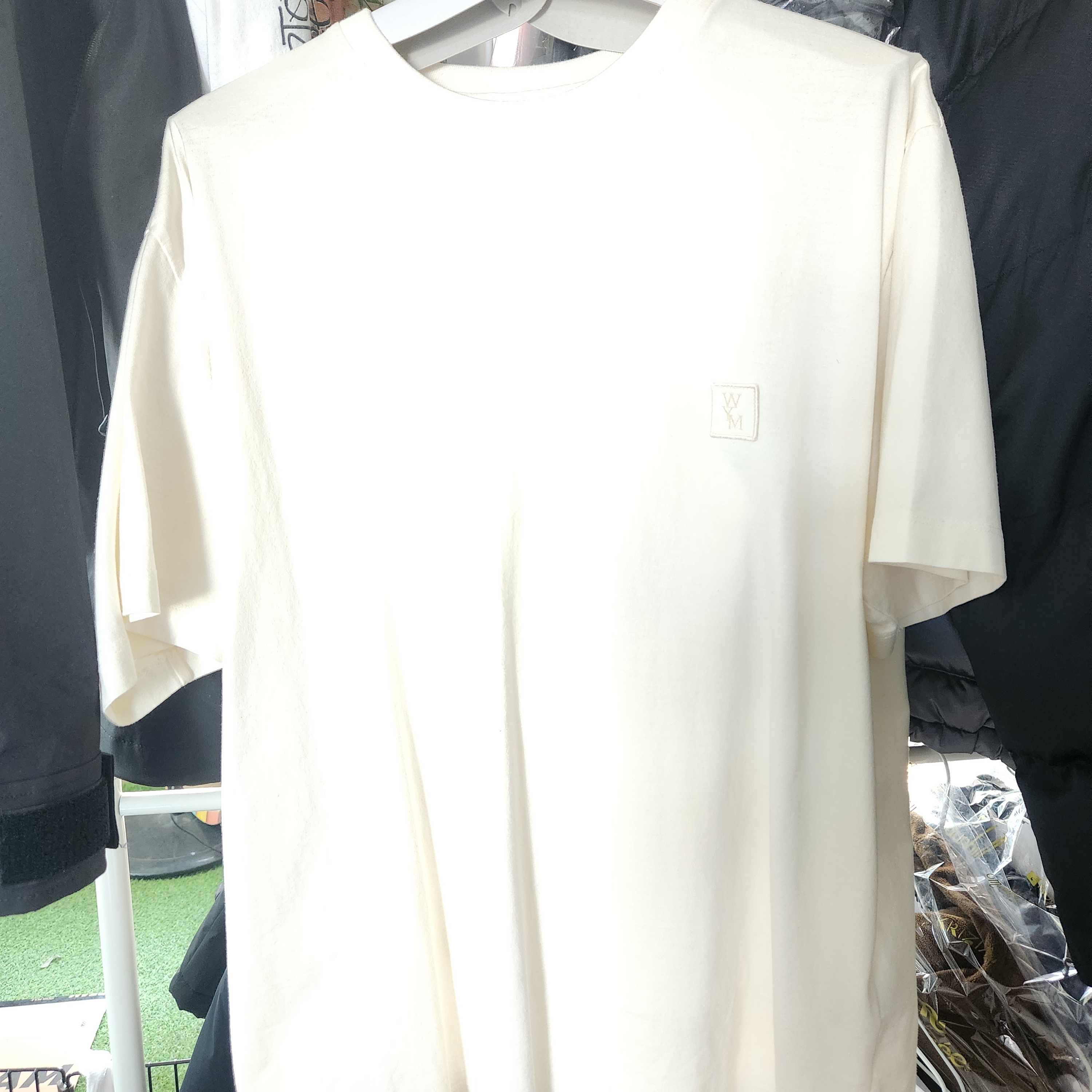Wooyoungmi Flower Back Logo T-Shirt Ivory - 24SS 착용 스타일 - 2