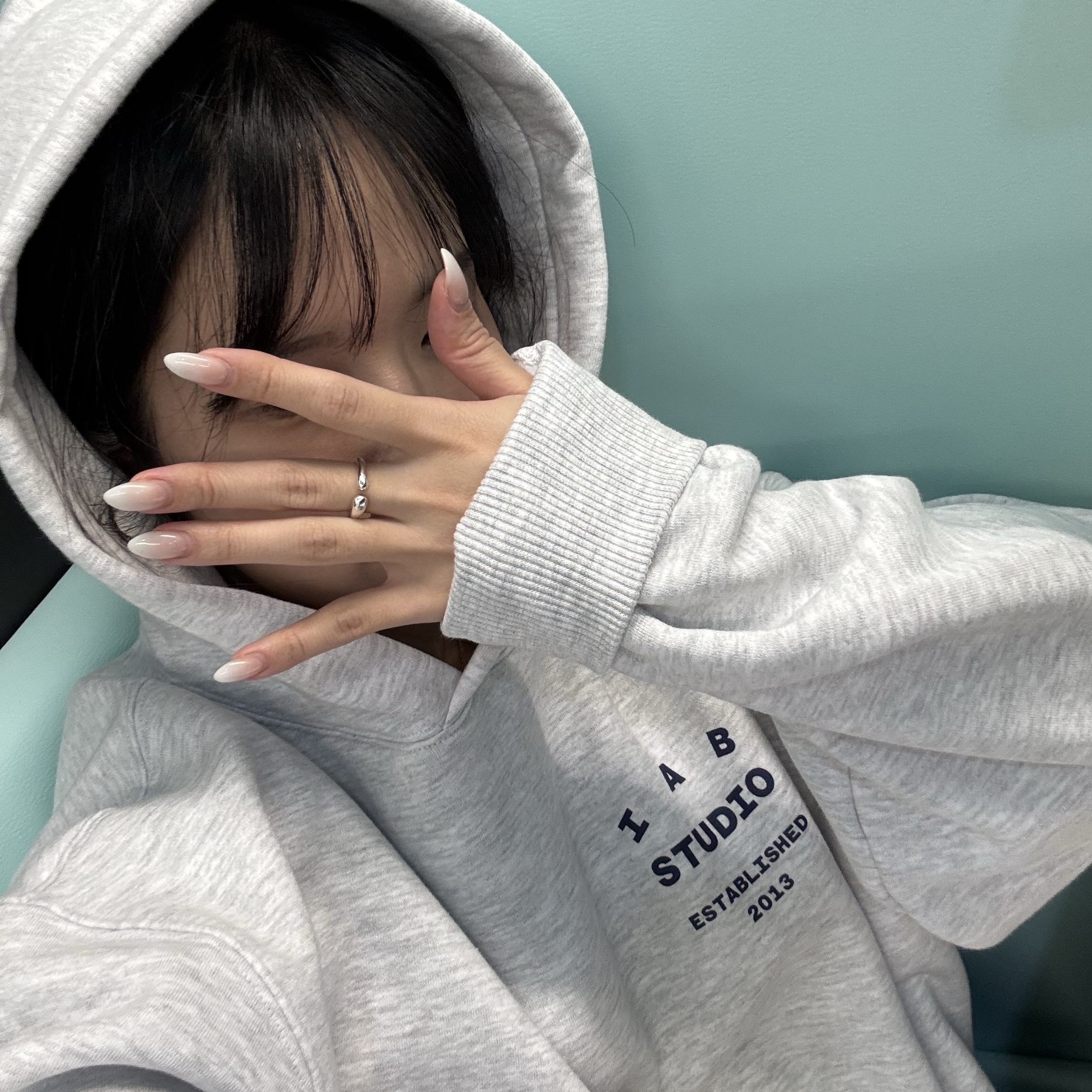 IAB Studio 25 Hoodie Light Gray Navy 착용 스타일 - 2