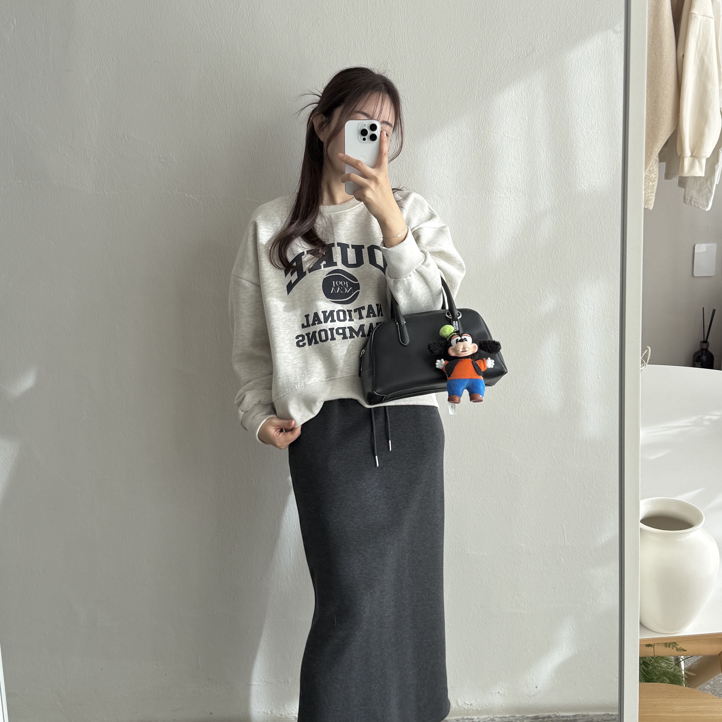 Nike V2K Run Black Anthracite, Pop Mart Mickey Family Cute Together Keychain Series Goofy (Opened Case) 착용 스타일 - 2