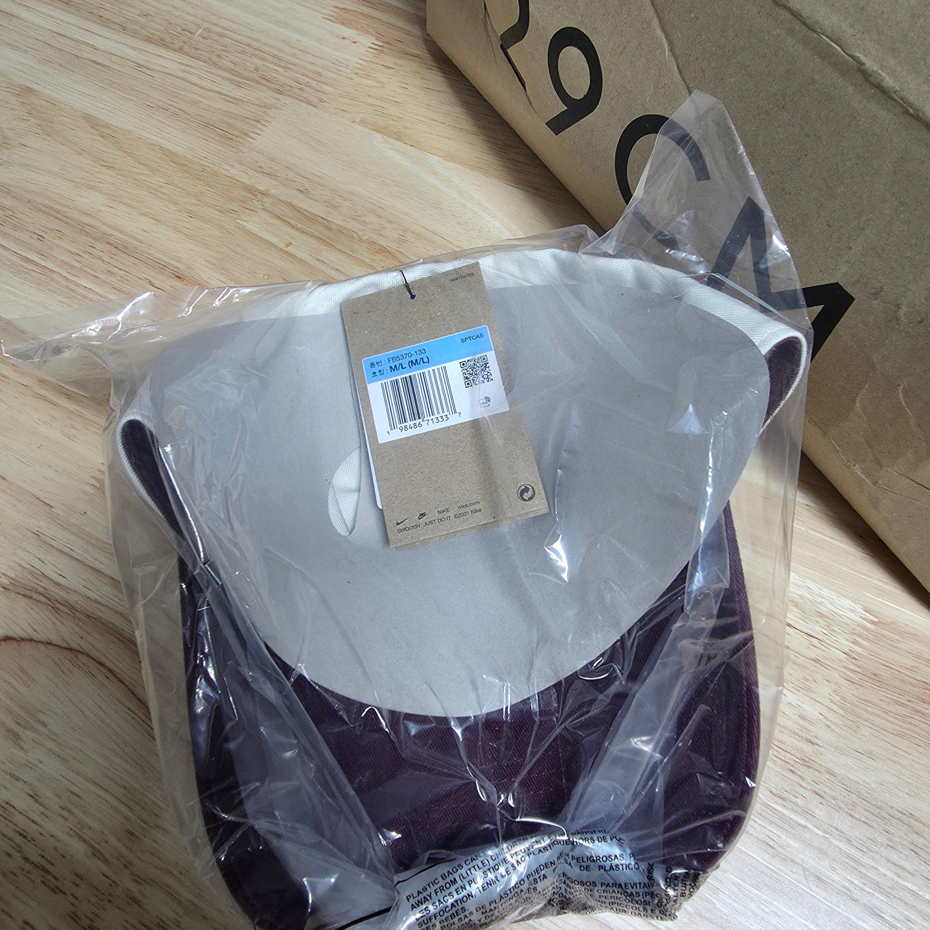 Nike Club Unstructured Tennis Cap Sail Burgundy Crush 착용 스타일 - 2