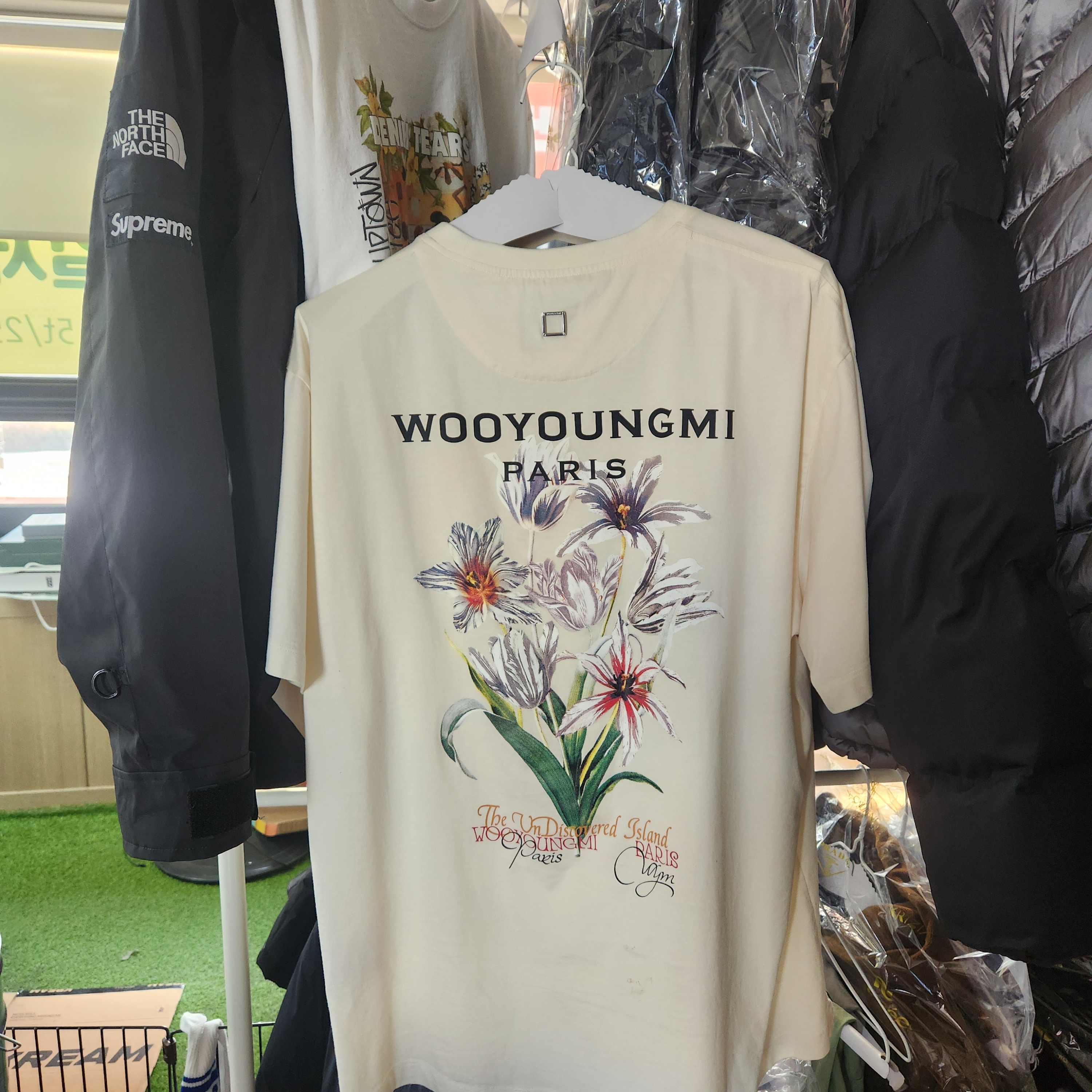 Wooyoungmi Flower Back Logo T-Shirt Ivory - 24SS 착용 스타일 - 1