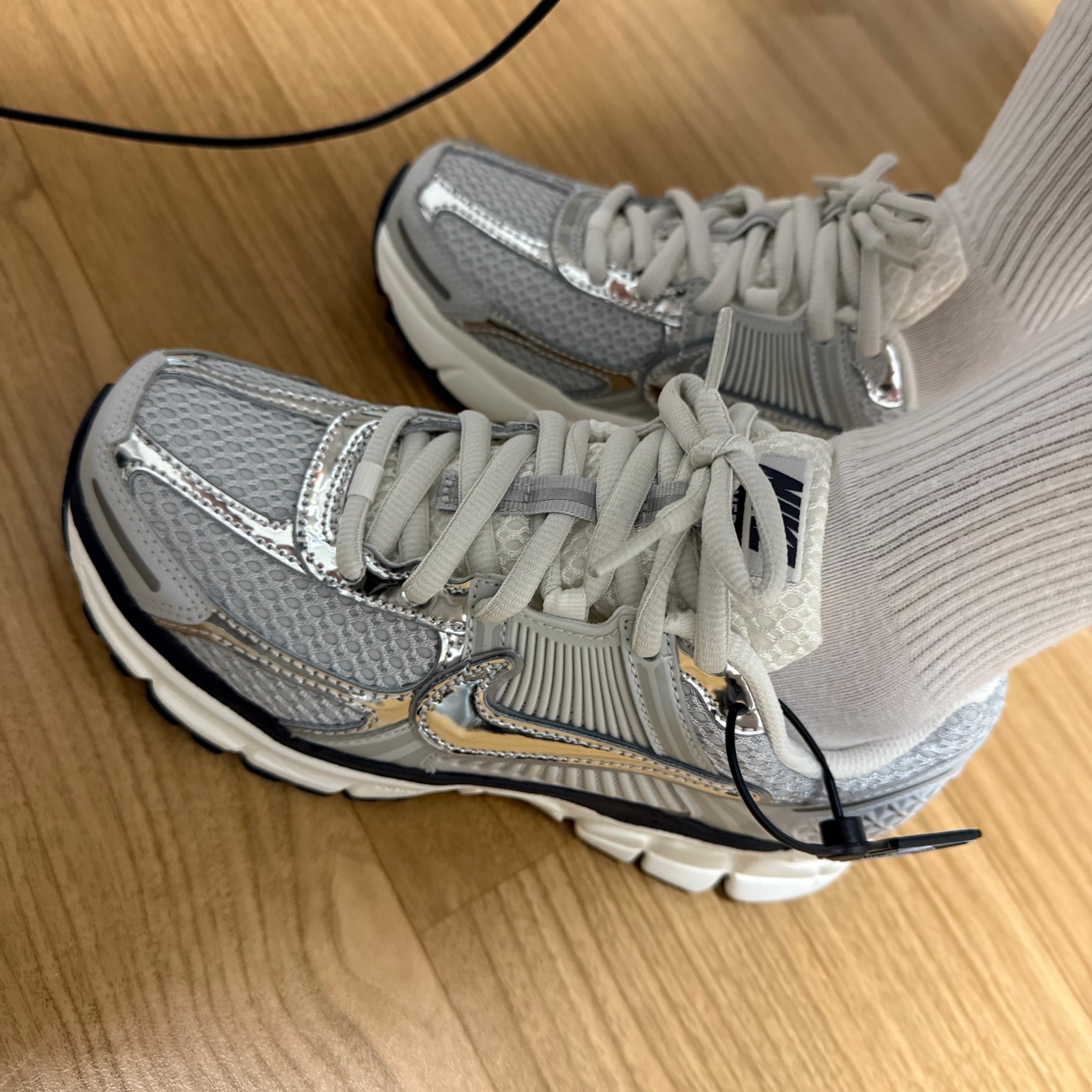 (W) Nike Zoom Vomero 5 Photon Dust and Metallic Silver 착용 스타일