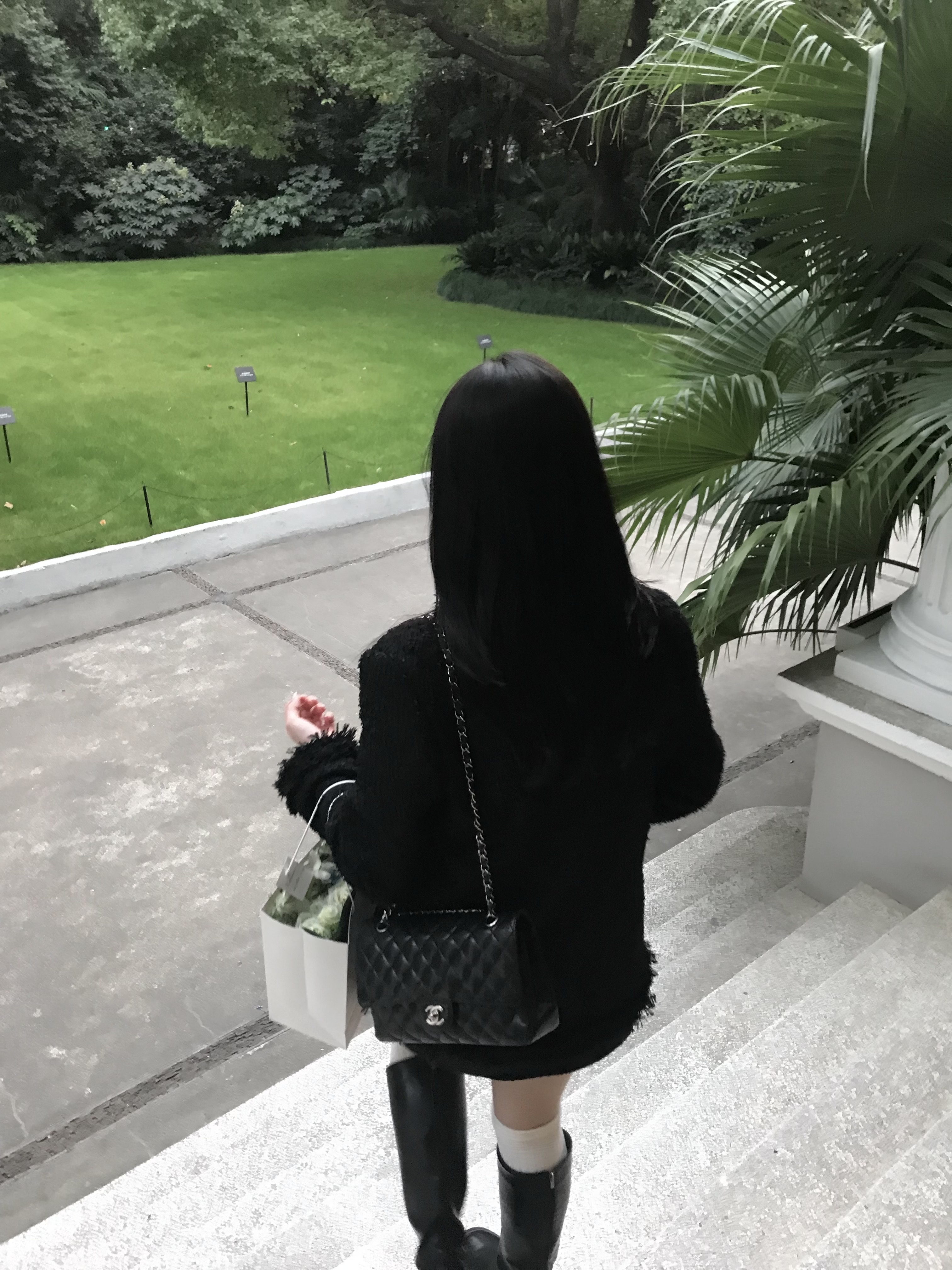 Chanel Small Classic Handbag Grained Calfskin & Silver Black 착용 스타일 - 4