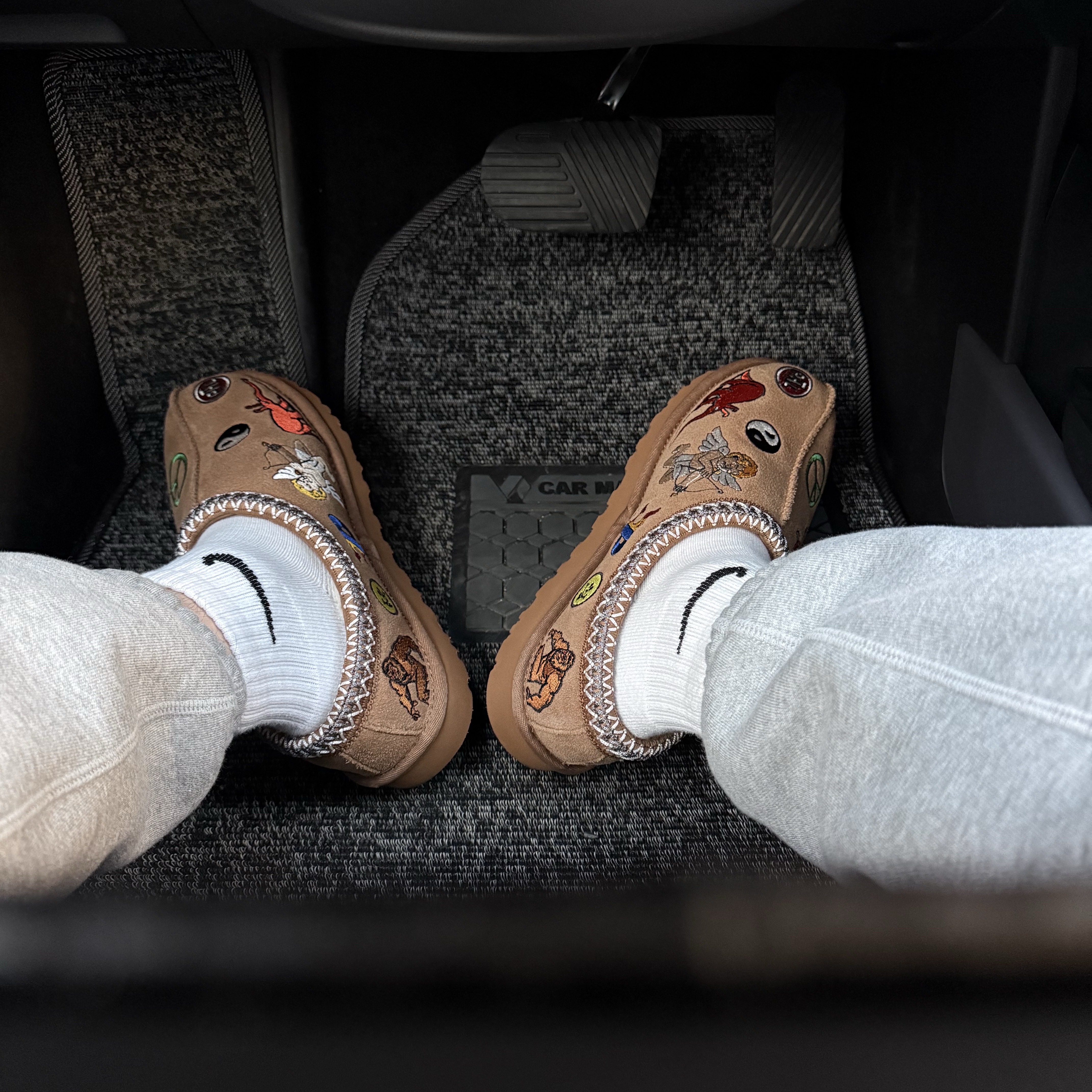 UGG x Palace Tasman Slipper Chestnut 착용 스타일