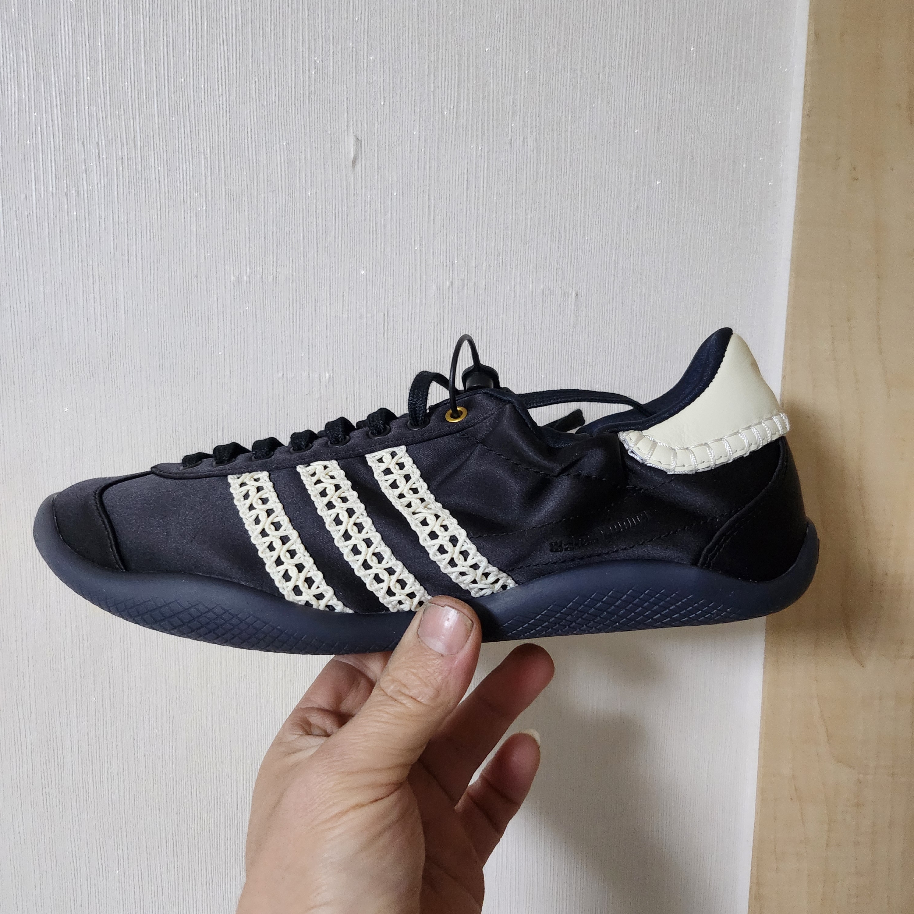 Adidas x Wales Bonner Karintha Satin Core Black Dark Brown 착용 스타일 - 2
