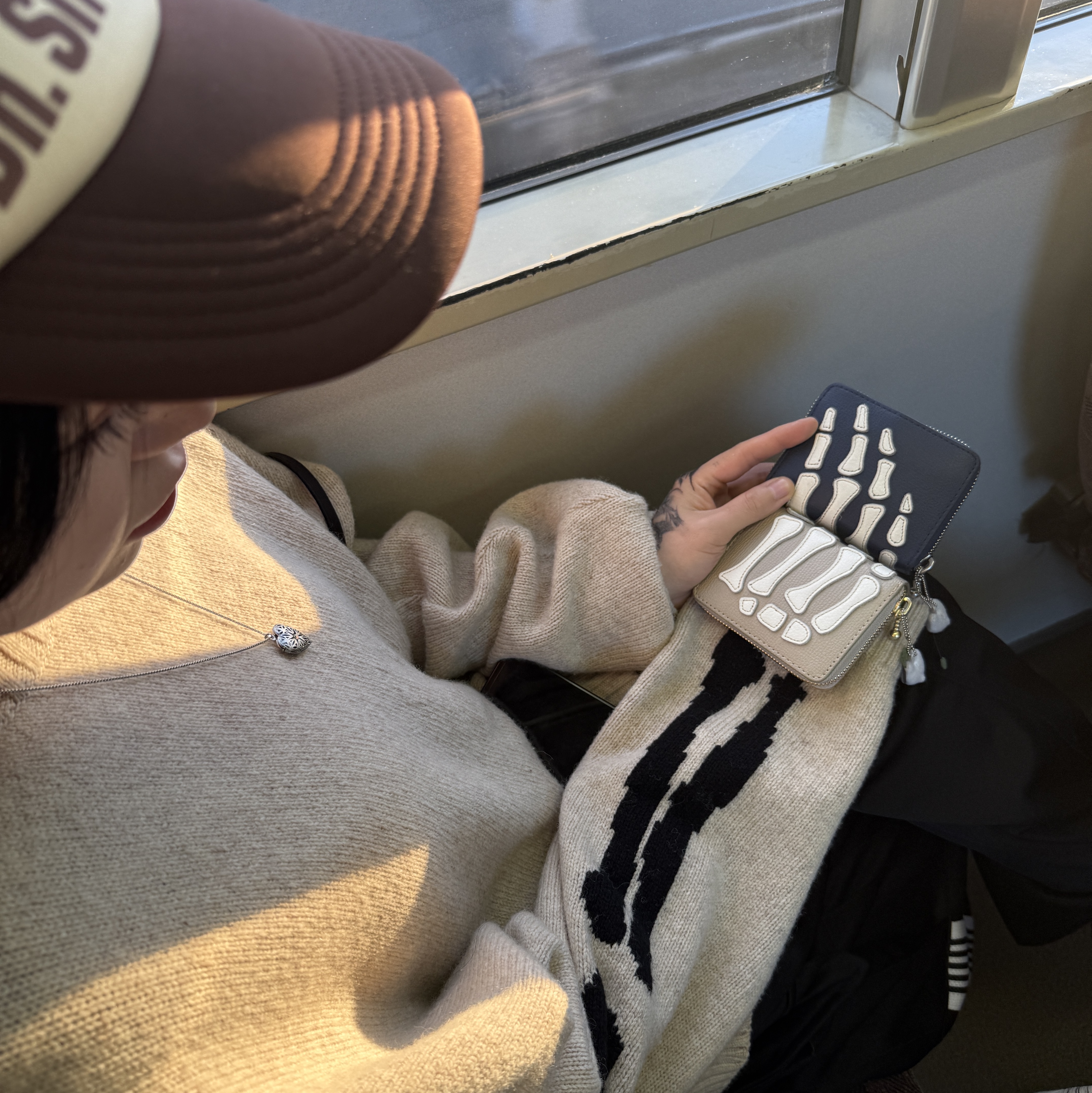 Kapital Thumbs Up Bone Hand Zip Neck Bag Black, Kapital 5G Wool Bone Crewneck Sweater Kinari 착용 스타일 - 4