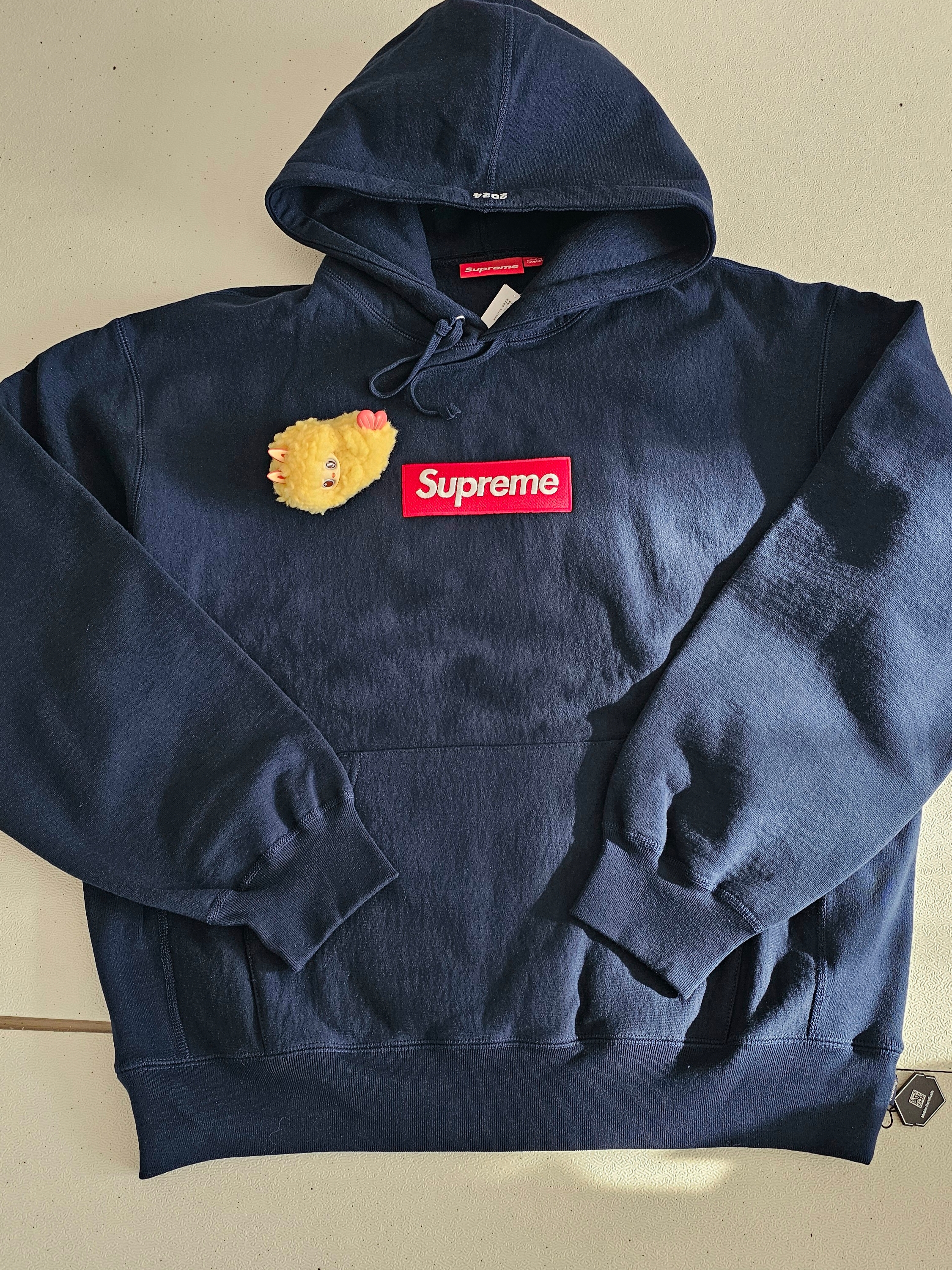 Supreme Box Logo Hooded Sweatshirt Navy - 24FW, Pop Mart Labubu The Monsters Wacky Mart Series Figures Fried Shrimp (Opened Case) 착용 스타일 - 2