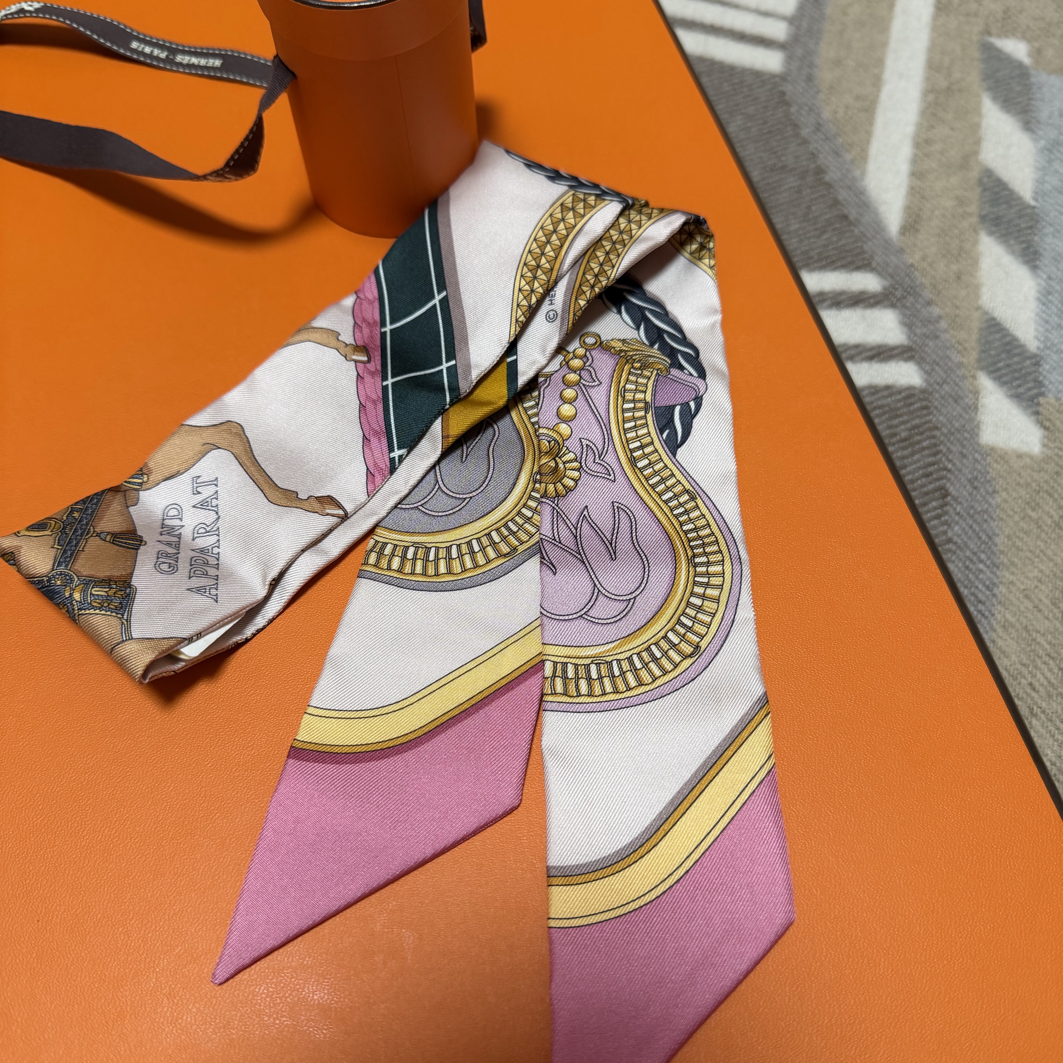 (W) Hermes Grand Apparat Twilly Rose Nacre Gold Anthracite 착용 스타일 - 2
