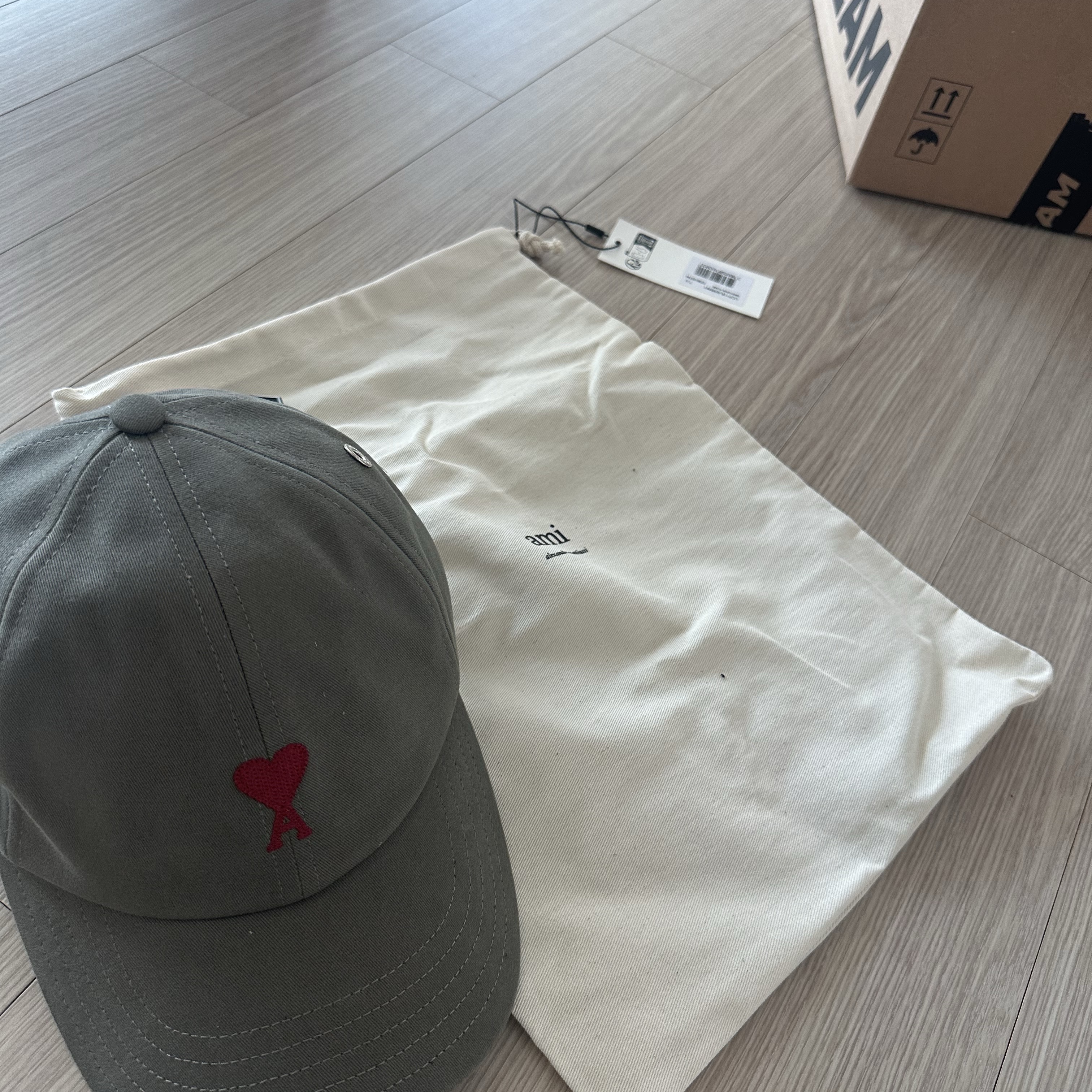 AMI de Coeur Cotton Embroidery Cap Khaki 착용 스타일