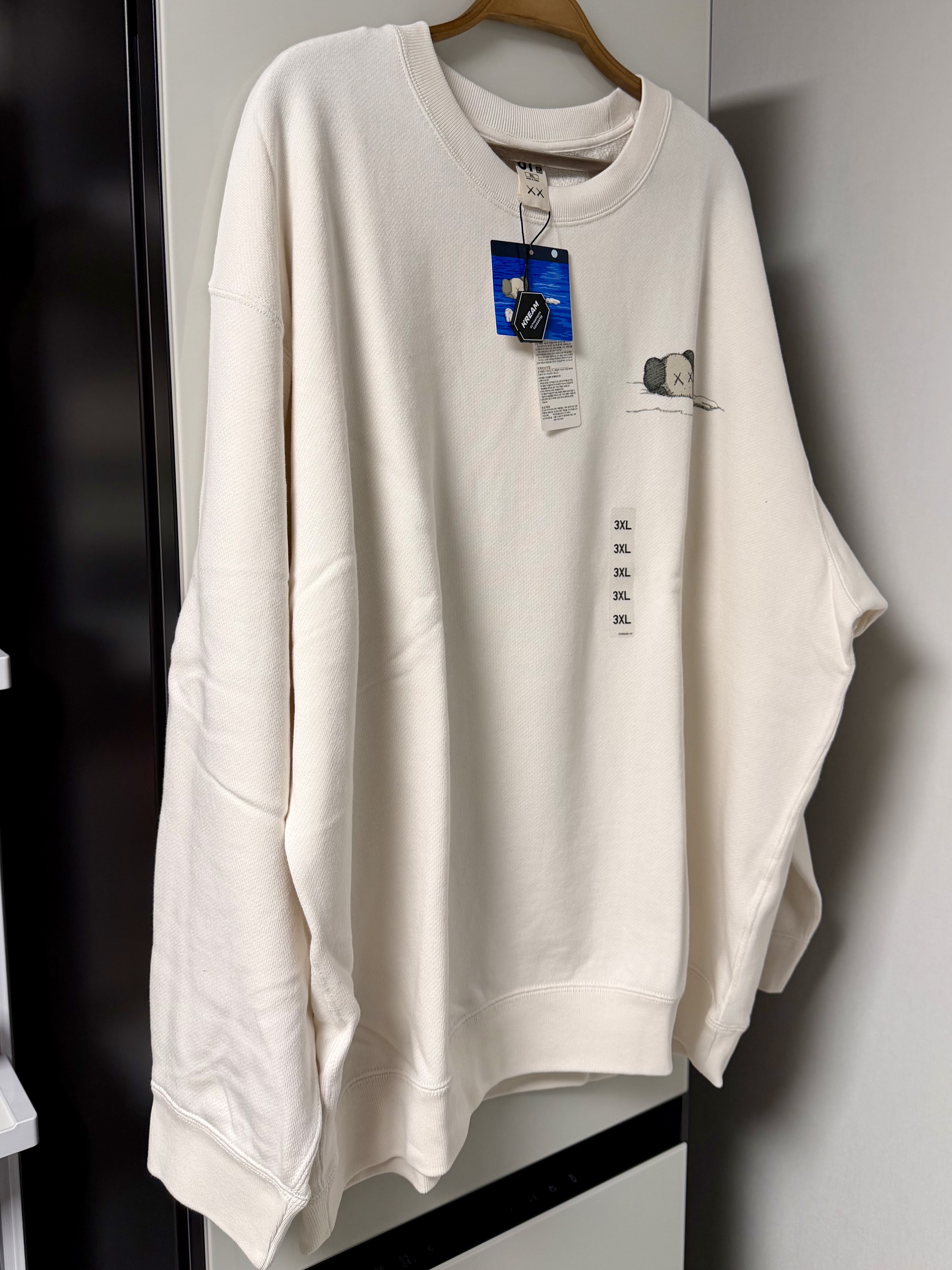 Uniqlo UT x Kaws Long Sleeve Sweatshirt Off White 착용 스타일 - 2