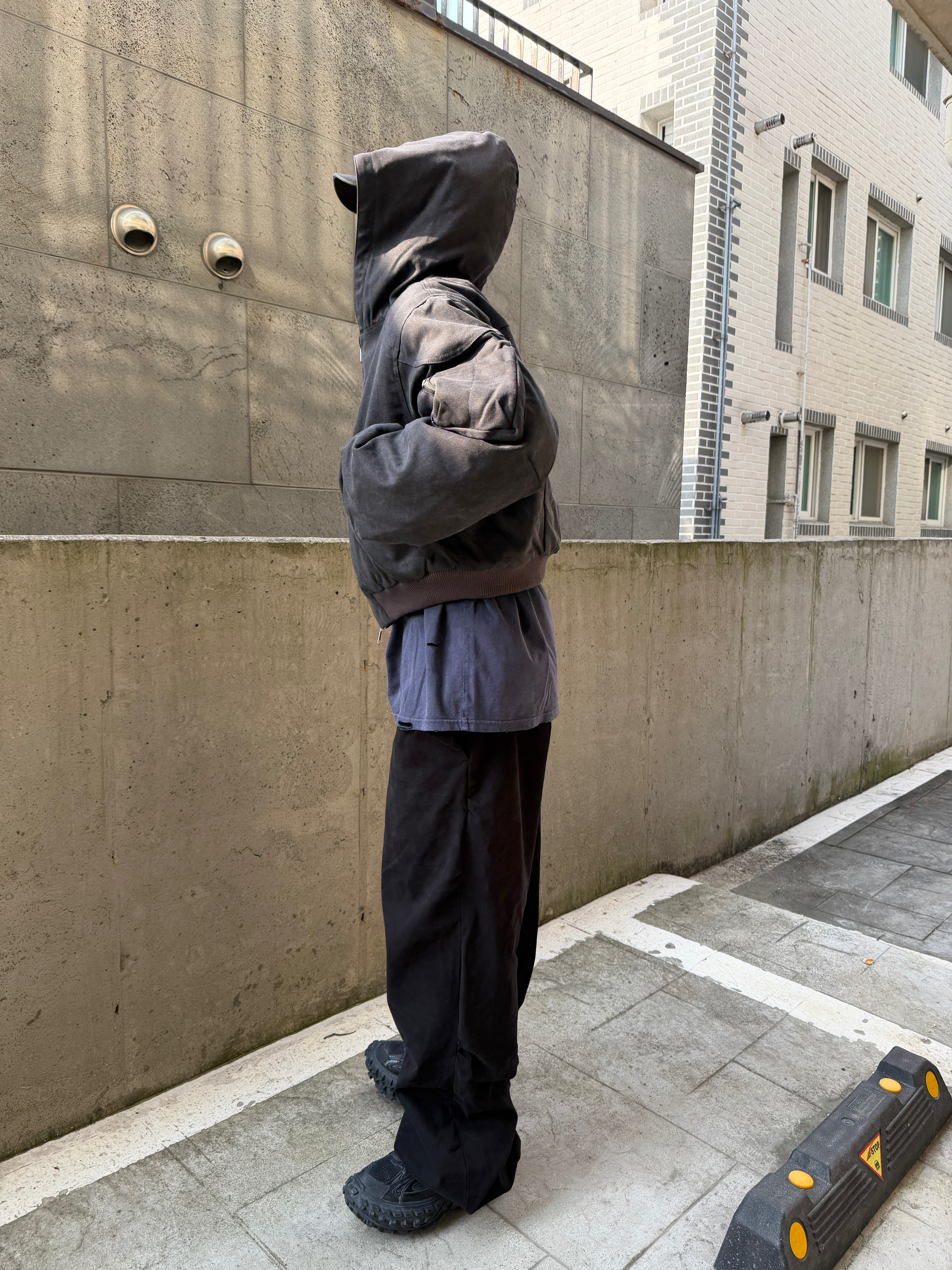 ROARINGRAD Washed Hooded Bomber Ash Black 착용 스타일 - 4