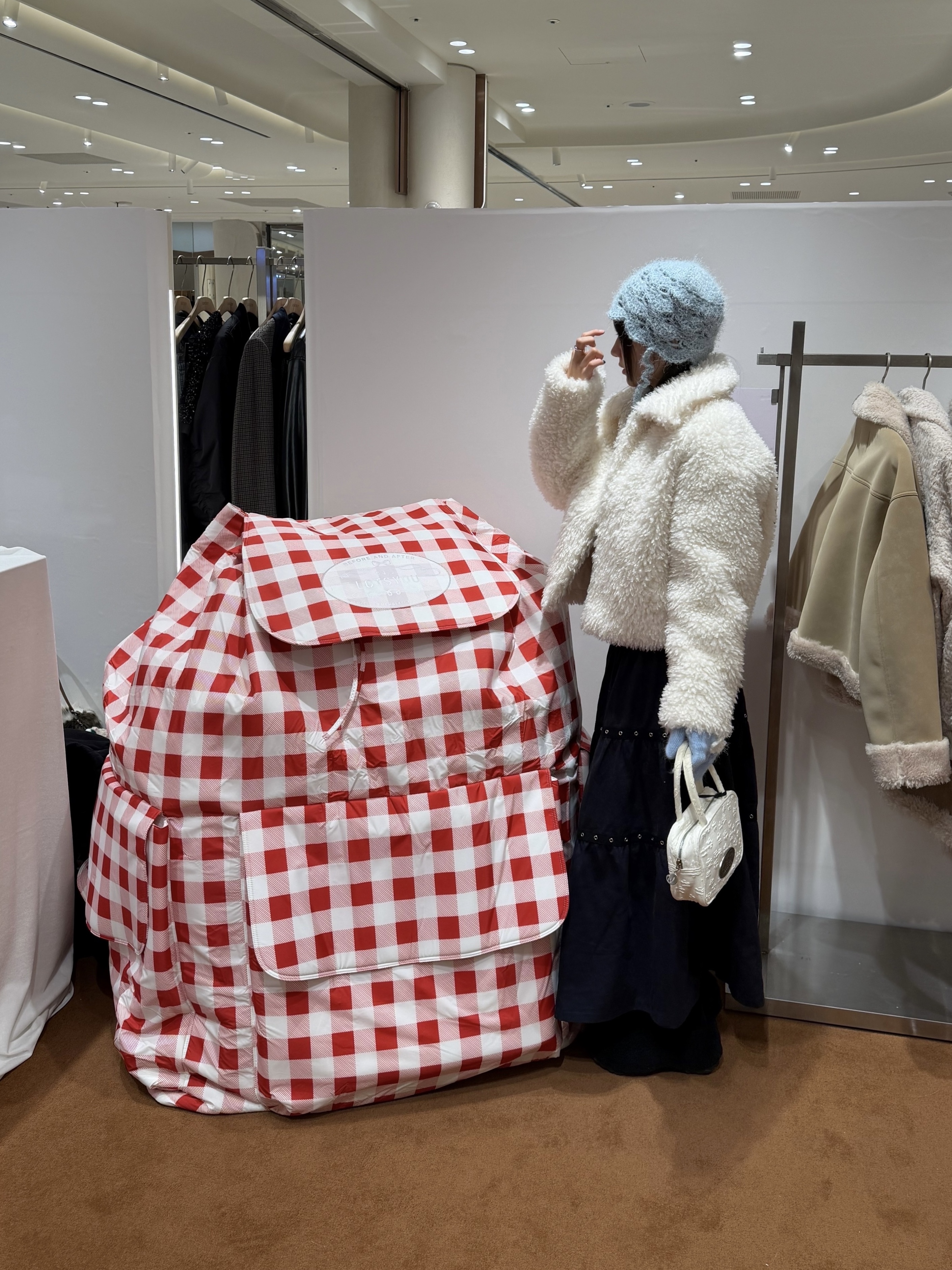 LOTS YOU Lumpy Bumpy Tote Bag White 착용 스타일 - 4