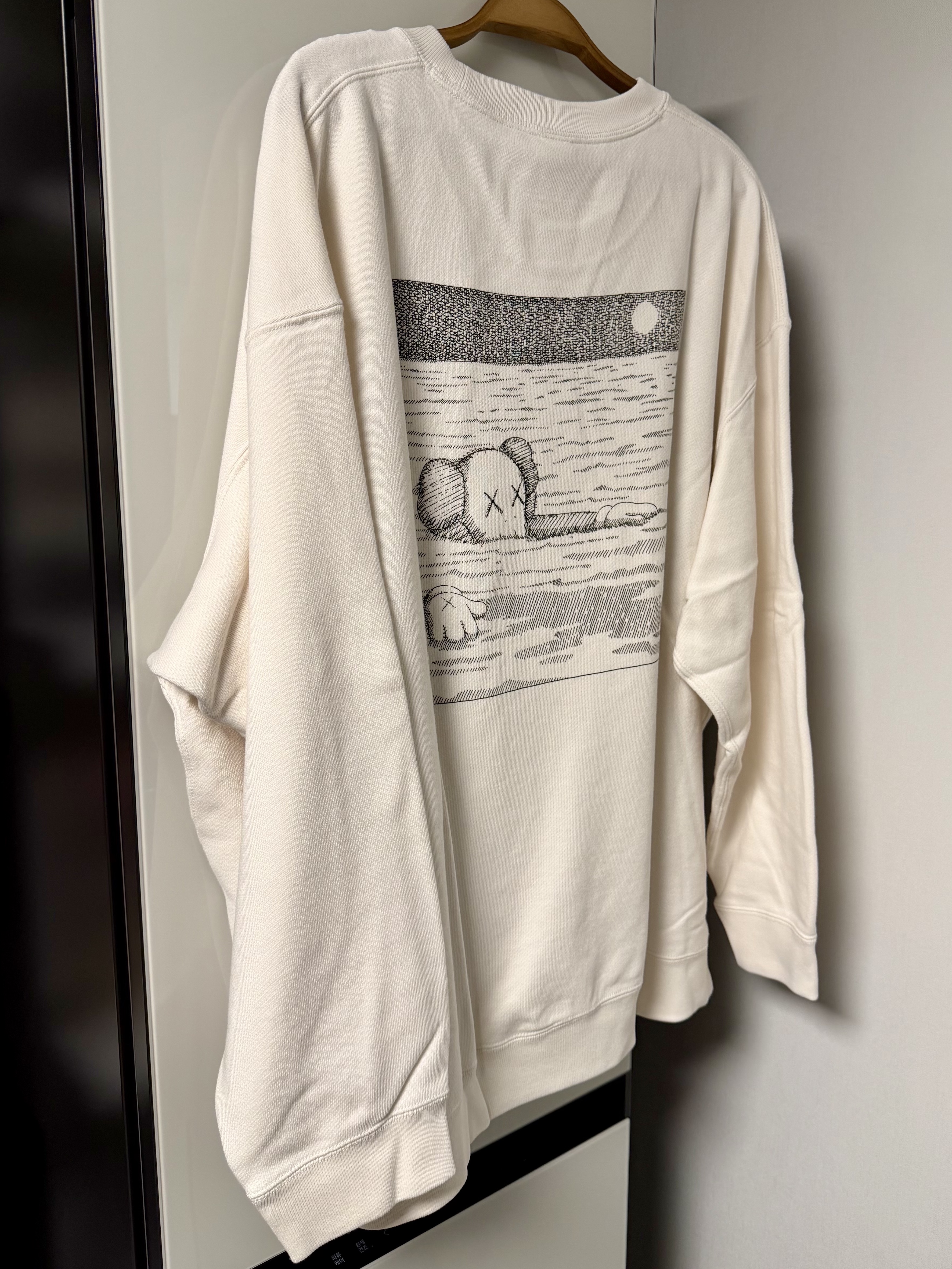 Uniqlo UT x Kaws Long Sleeve Sweatshirt Off White 착용 스타일 - 1