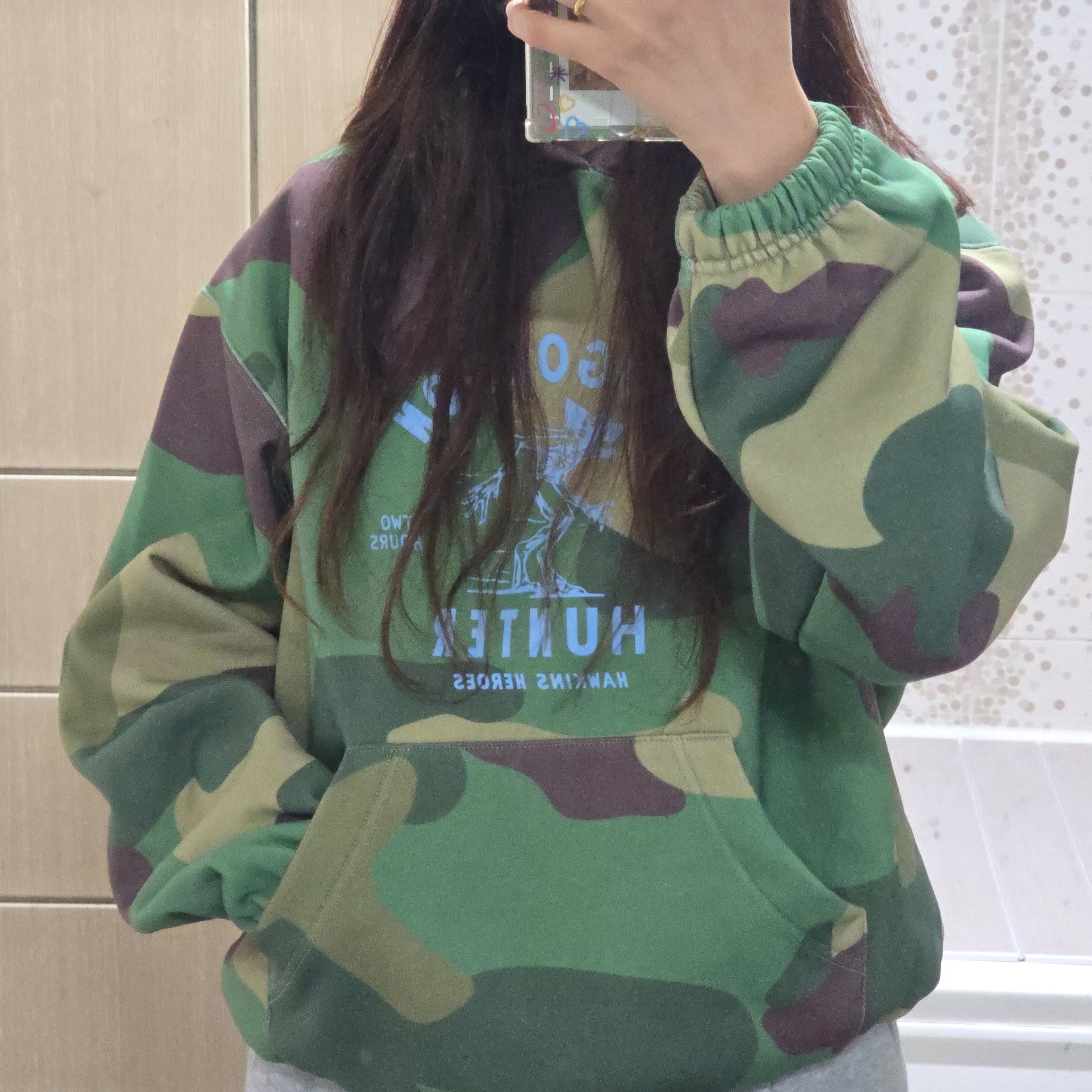 IAB Studio x Stranger Things Hunter Camo Hoodie 착용 스타일