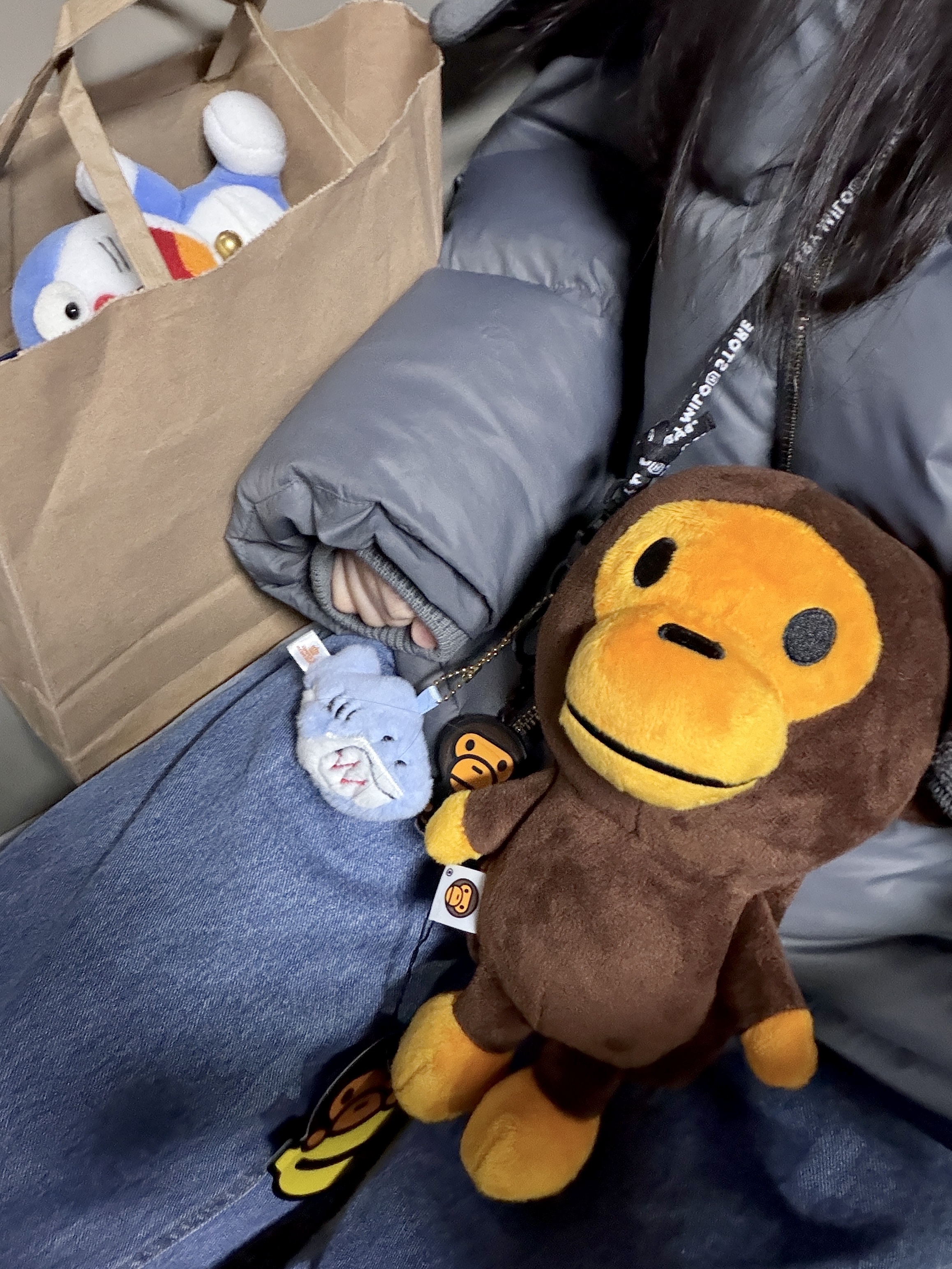 BAPE Baby Milo Mobile Bag Brown, Starbucks x BAPE Baby Milo Keychain 착용 스타일