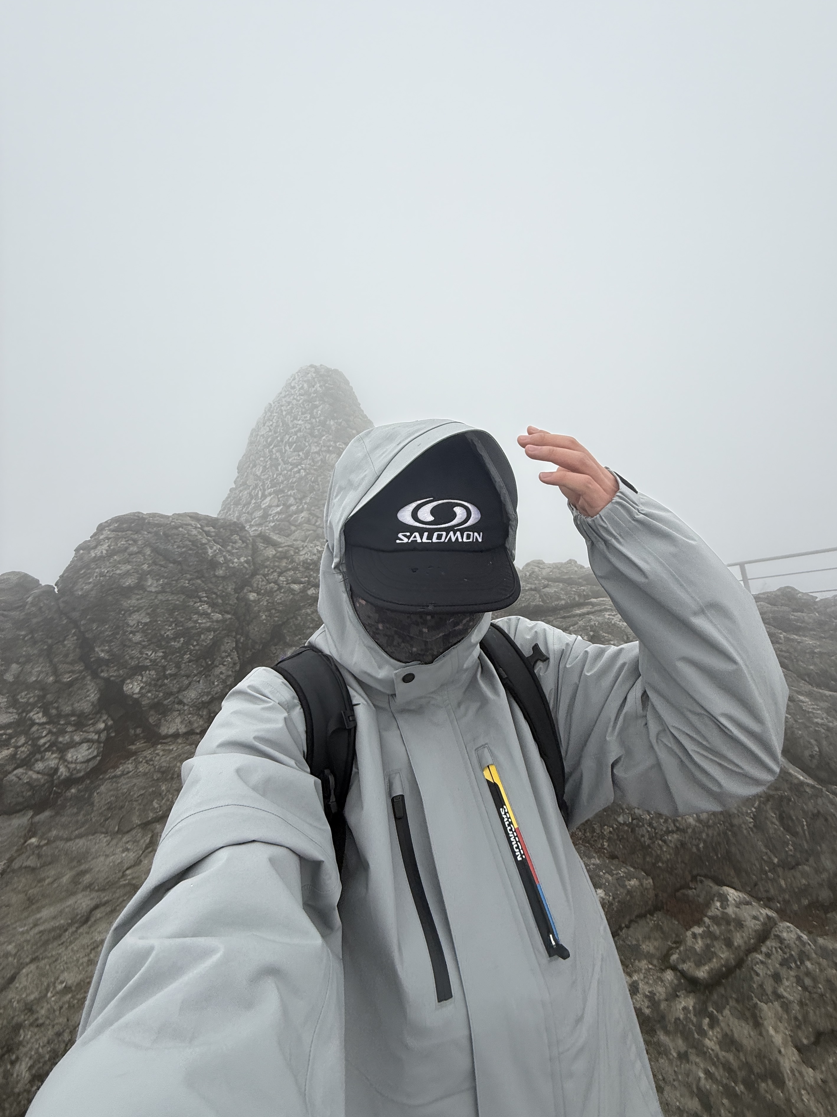 Salomon Race Flag GTX 3L Jacket Light Grey, Arc'teryx Mantis 26 Backpack Black 착용 스타일 - 6