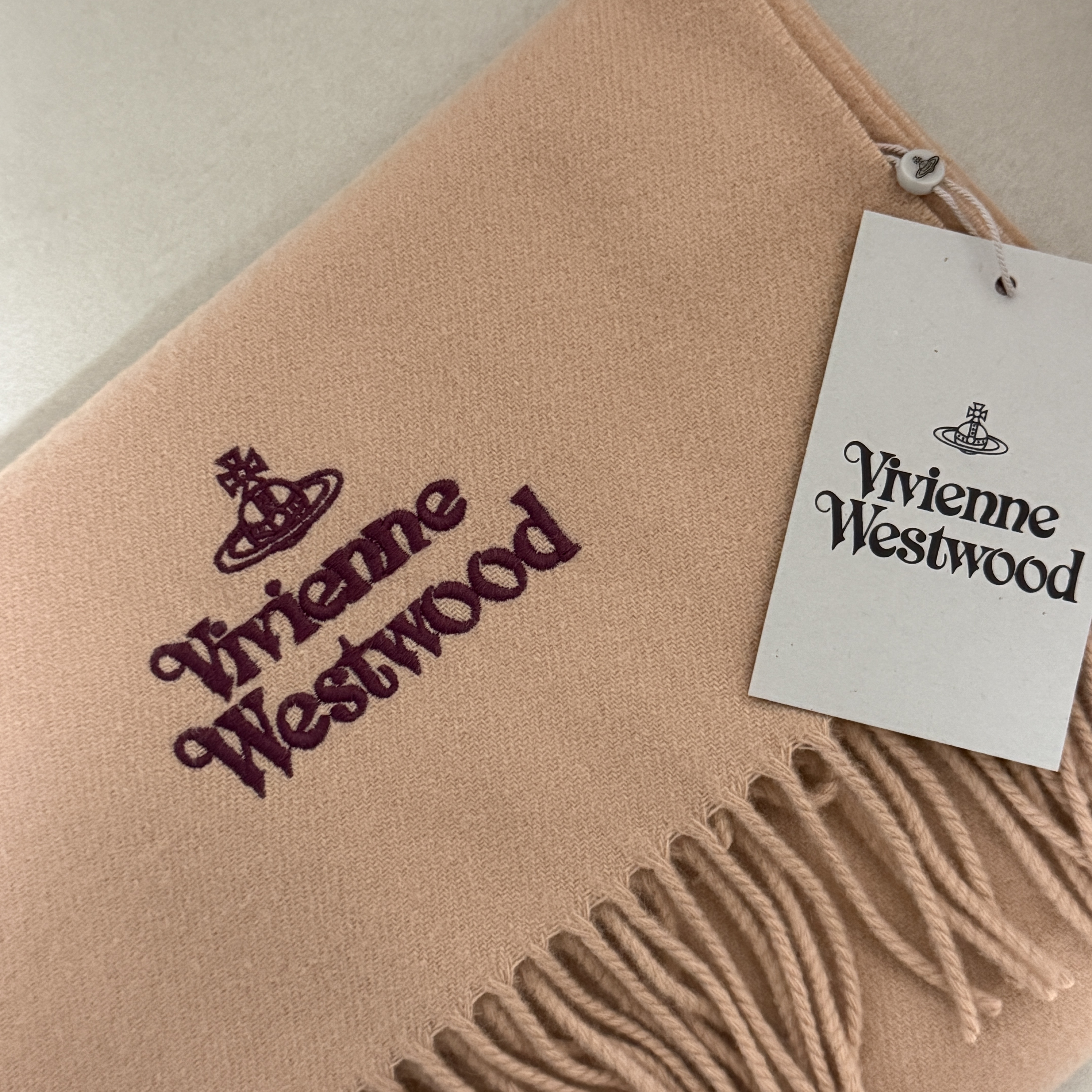 Vivienne Westwood Embroidered Logo Muffler Beige 착용 스타일