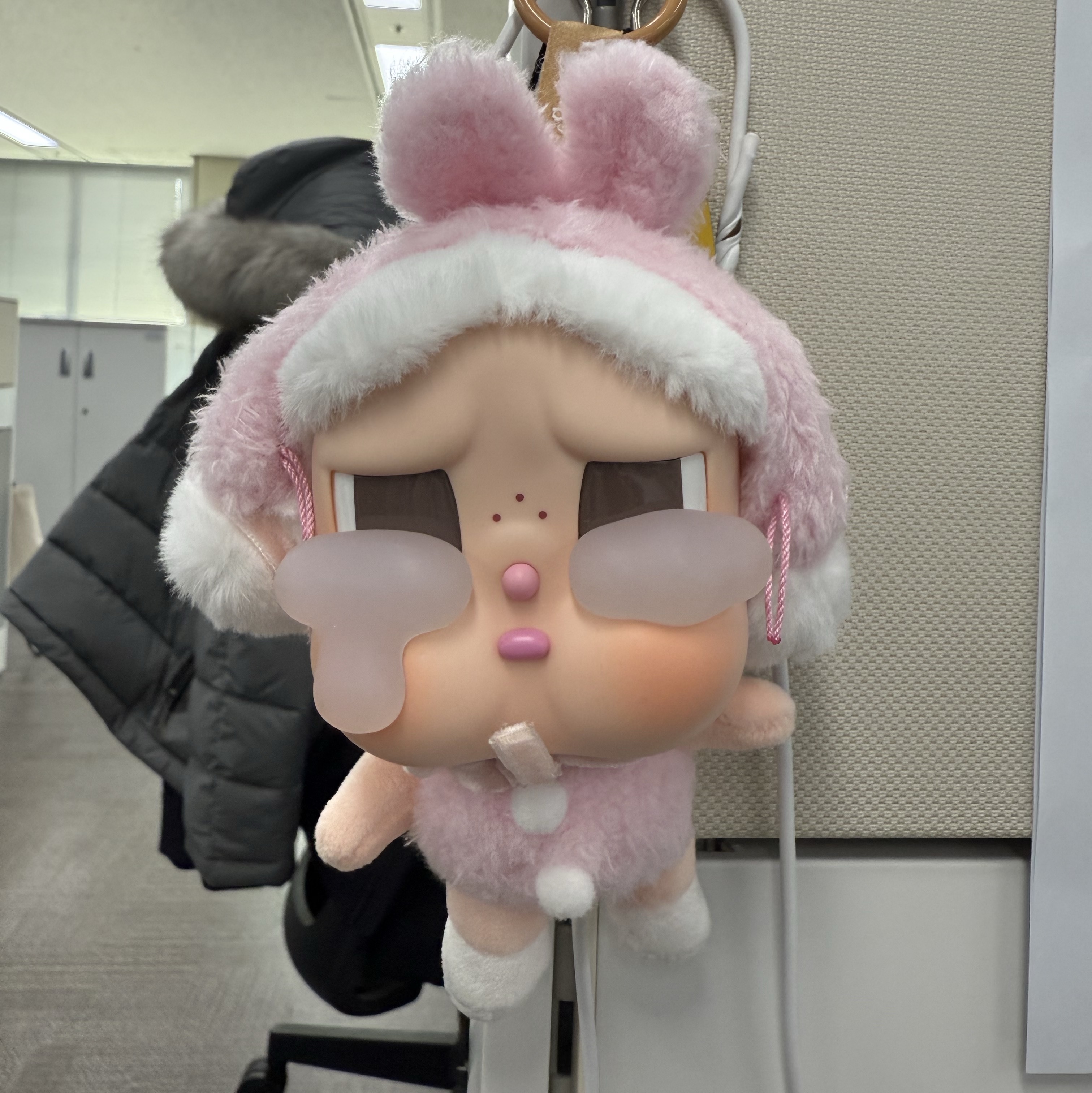 Pop Mart Crybaby Crying Again Series Plush Keyring I'll Give You All My Love (Opened Case) 착용 스타일