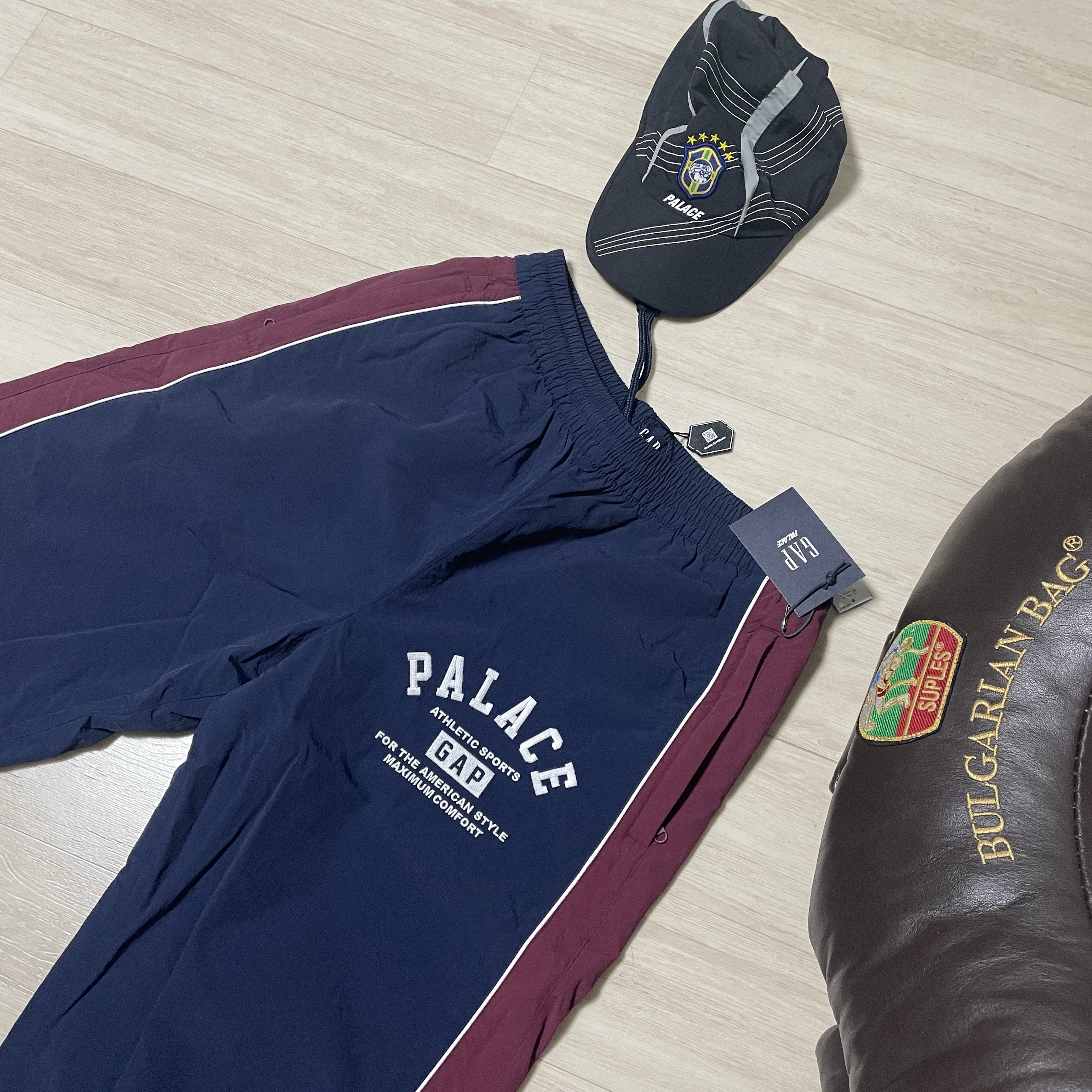 Palace x Gap Nylon Track Bottom Navy Red - 24SS, Palace Pro Team 02 Shell Runner Black - 24FW 착용 스타일
