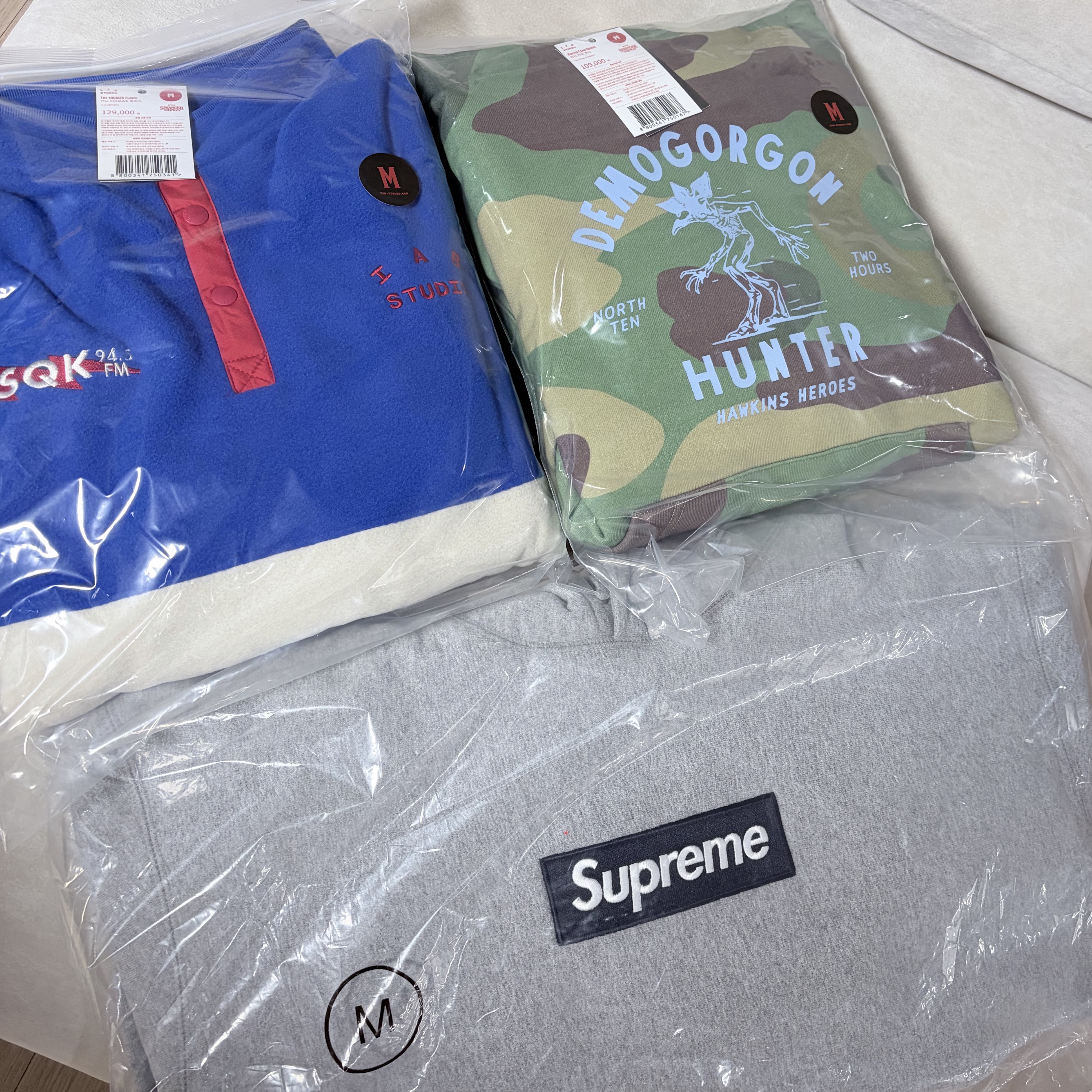 Supreme Box Logo Hooded Sweatshirt Heather Grey - 25FW, IAB Studio x Stranger Things The SQUAWK Fleece Blue Ivory 착용 스타일 - 2