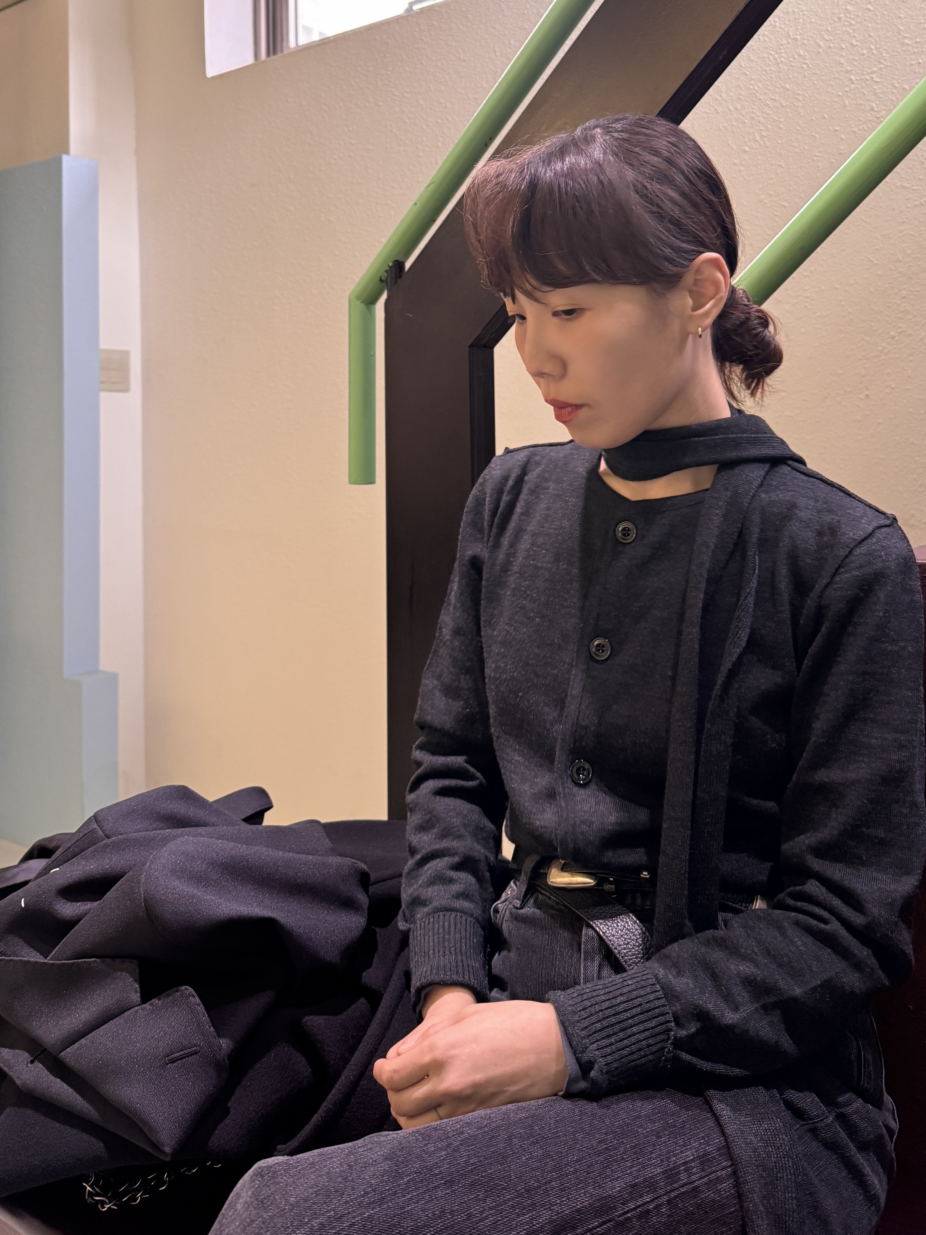 (W) Lemaire Twisted Cardigan with Scarf Anthracite, Lemaire Minimal Western Belt Cow Leather Black 착용 스타일