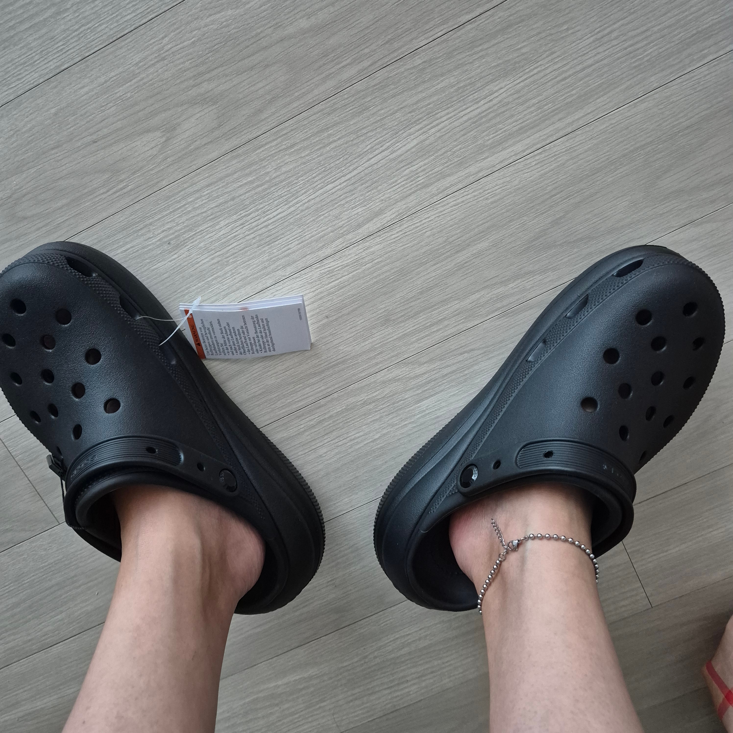Crocs Classic Crush Clog Black 착용 스타일