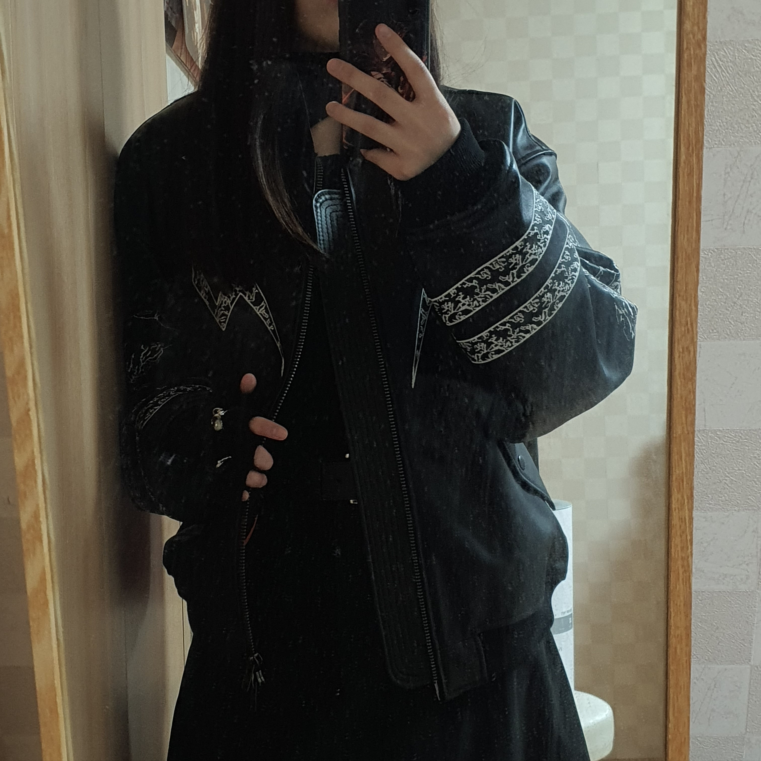 JUJUTSU KAISEN Undermycar Ryomen Sukuna Embroidered Leather Bomber Black 착용 스타일 - 1